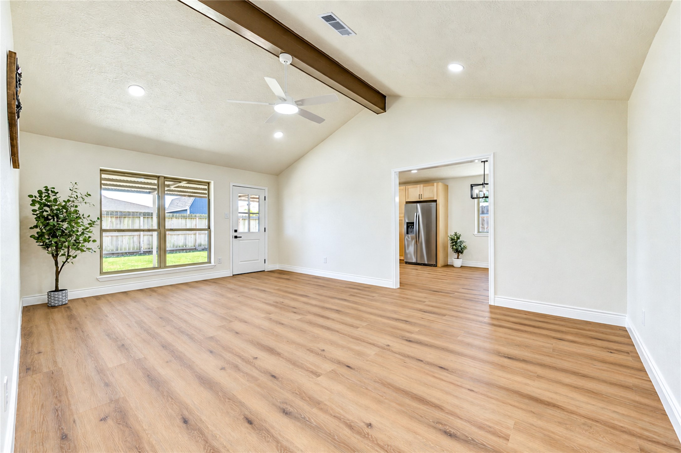 10012 Hummingbird Street, La Porte, TX 77571