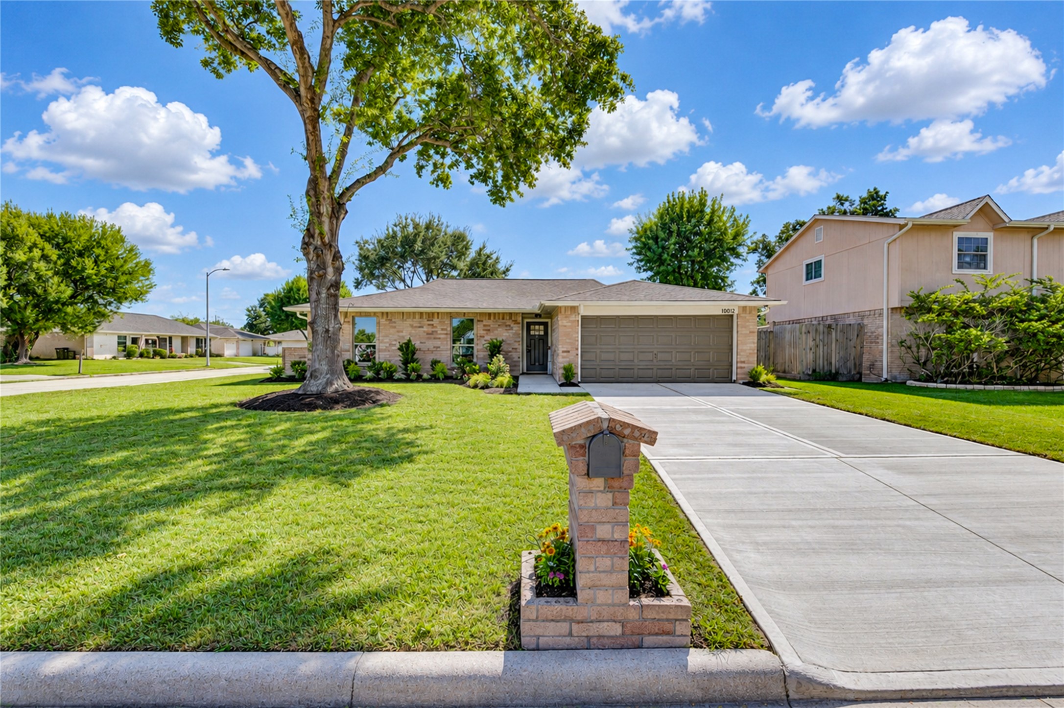 10012 Hummingbird Street, La Porte, TX 77571 10012 Hummingbird Street, La Porte, TX 77571