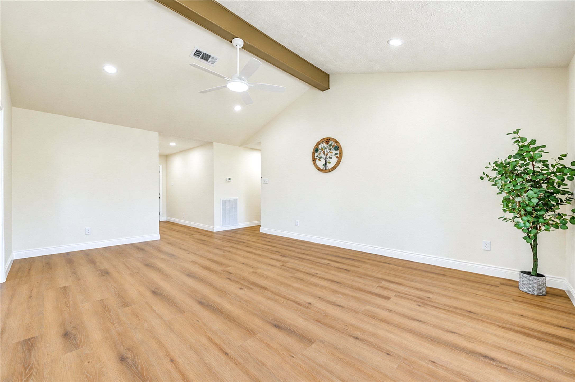 10012 Hummingbird Street, La Porte, TX 77571