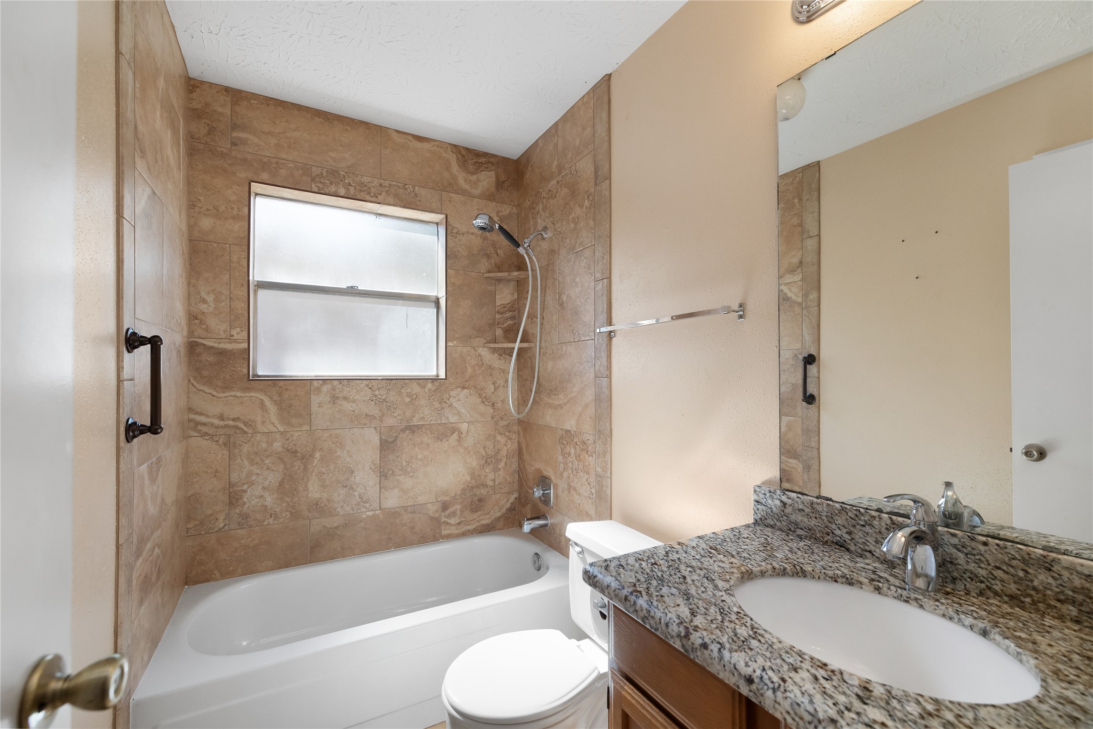 2nd Bathroom w/shower and tub