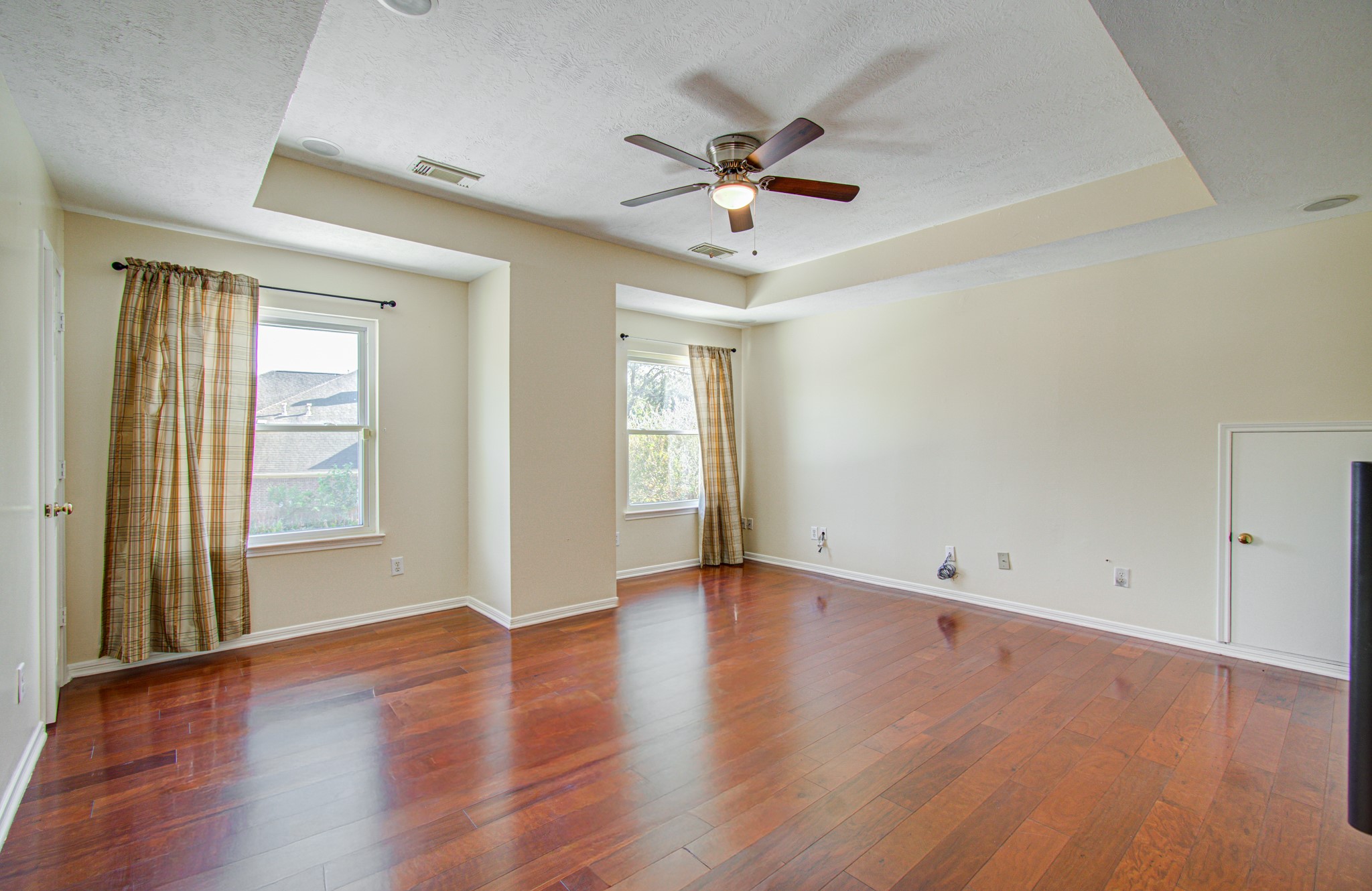 This enormous room is the gameroom with it's tray ceiling and barndoor