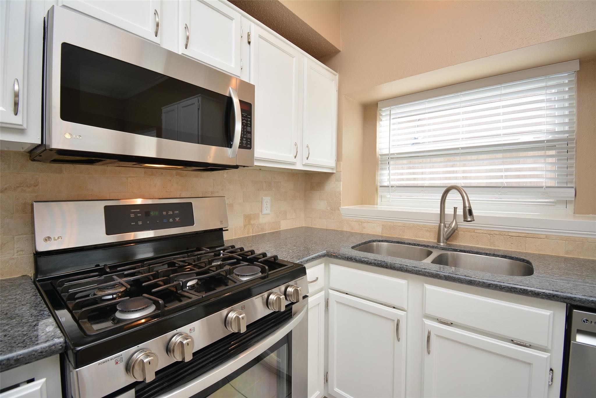 1018 Wentworth Drive, Pearland, TX 77584