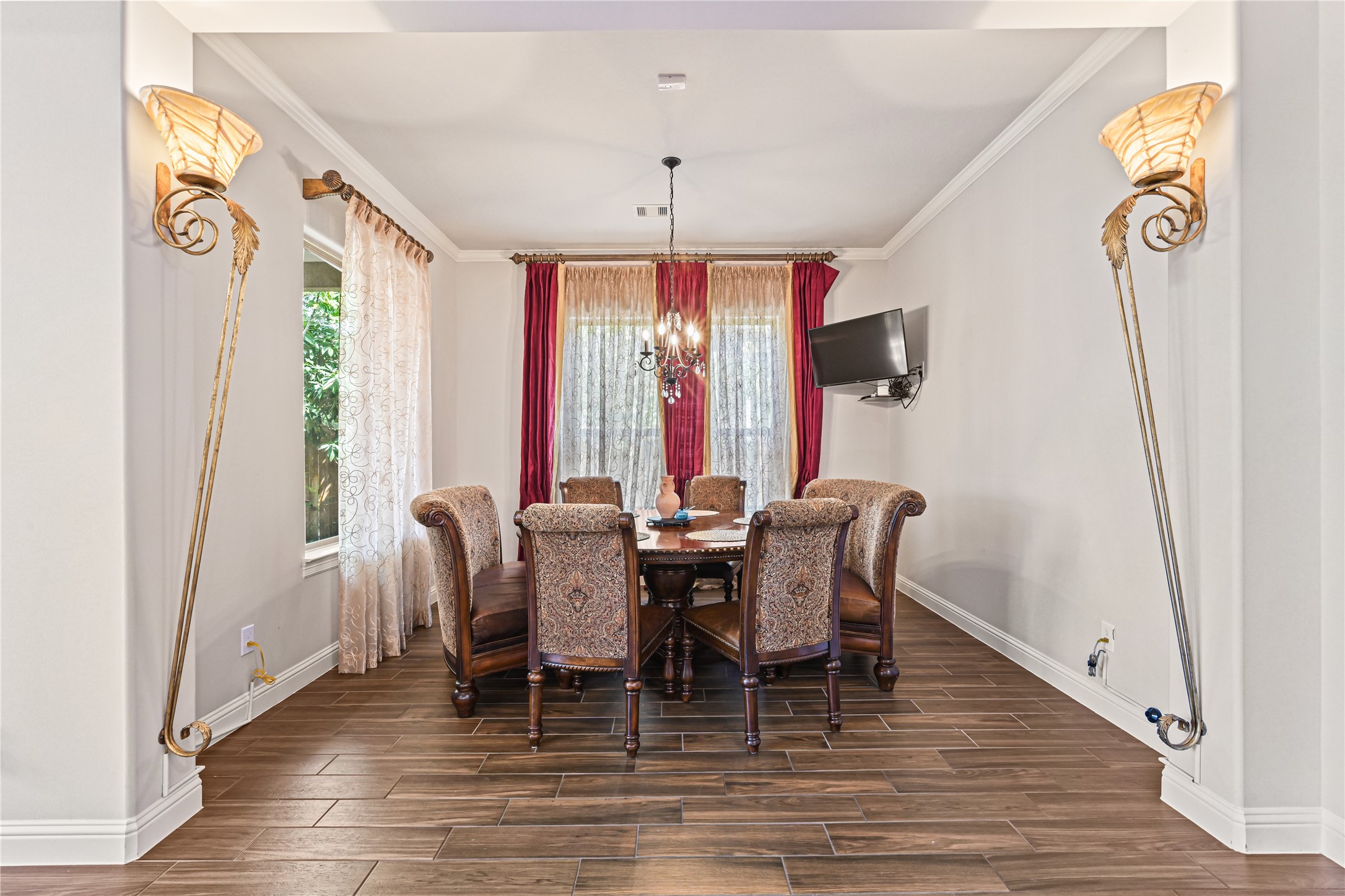 The perfect place to gather for wonderful meals with family & friends! Whether enjoying a quiet dinner or celebrating those special occasions, this beautiful dining space is designed for making memories, sharing laughter & entertaining in style!