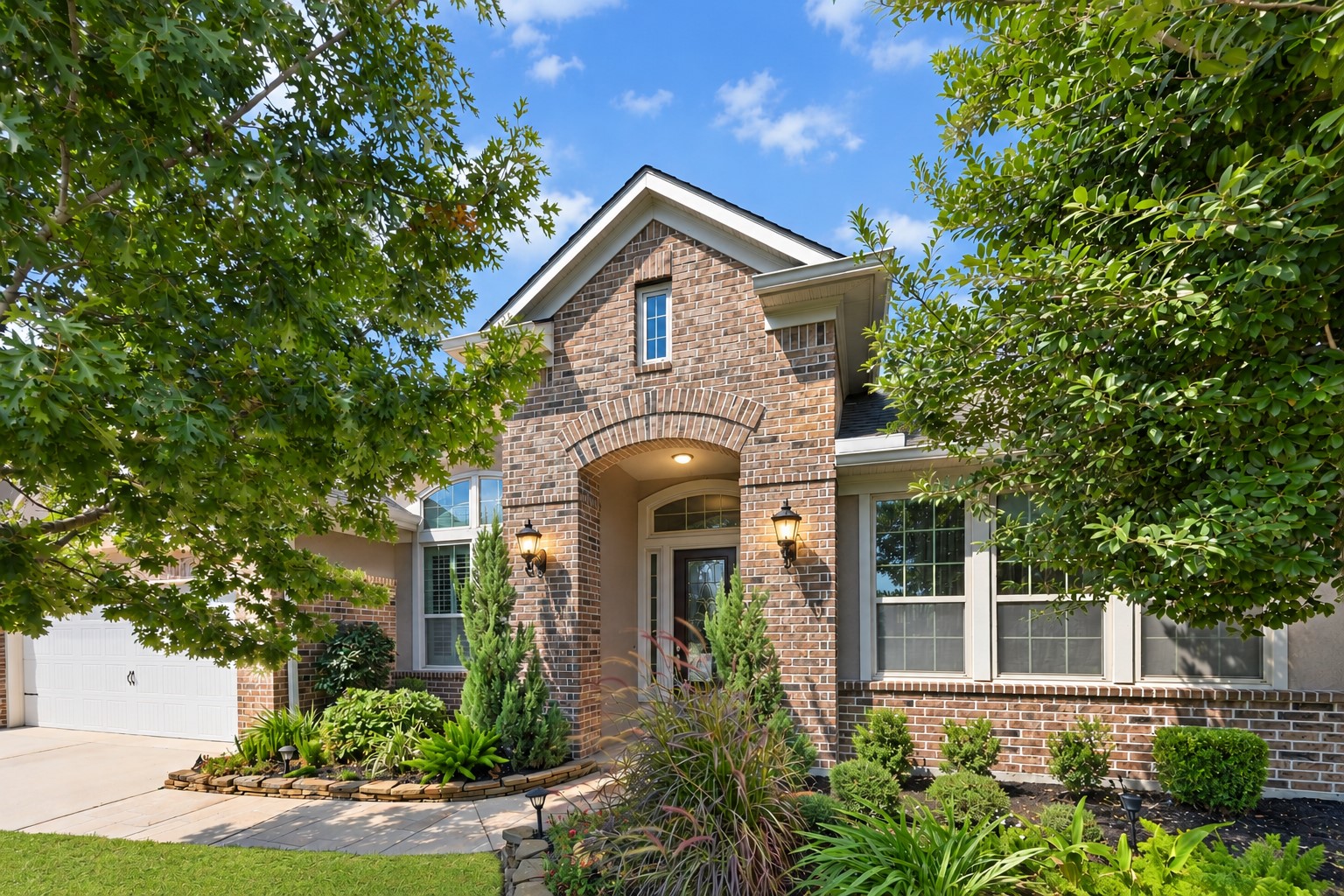 Beautiful curb appeal with lush landscaping plus a timeless brick & stucco exterior designed for easy upkeep! Enjoy a low property tax rate and the incredible Towne Lake lifestyle, centered around a spectacular 300-acre recreational lake. Residents enjoy an exclusive 16,000 sq. ft. clubhouse, exciting activities & a full-time lifestyle director. Resort-style living, recreation and an amazing sense of communityall right outside your door!