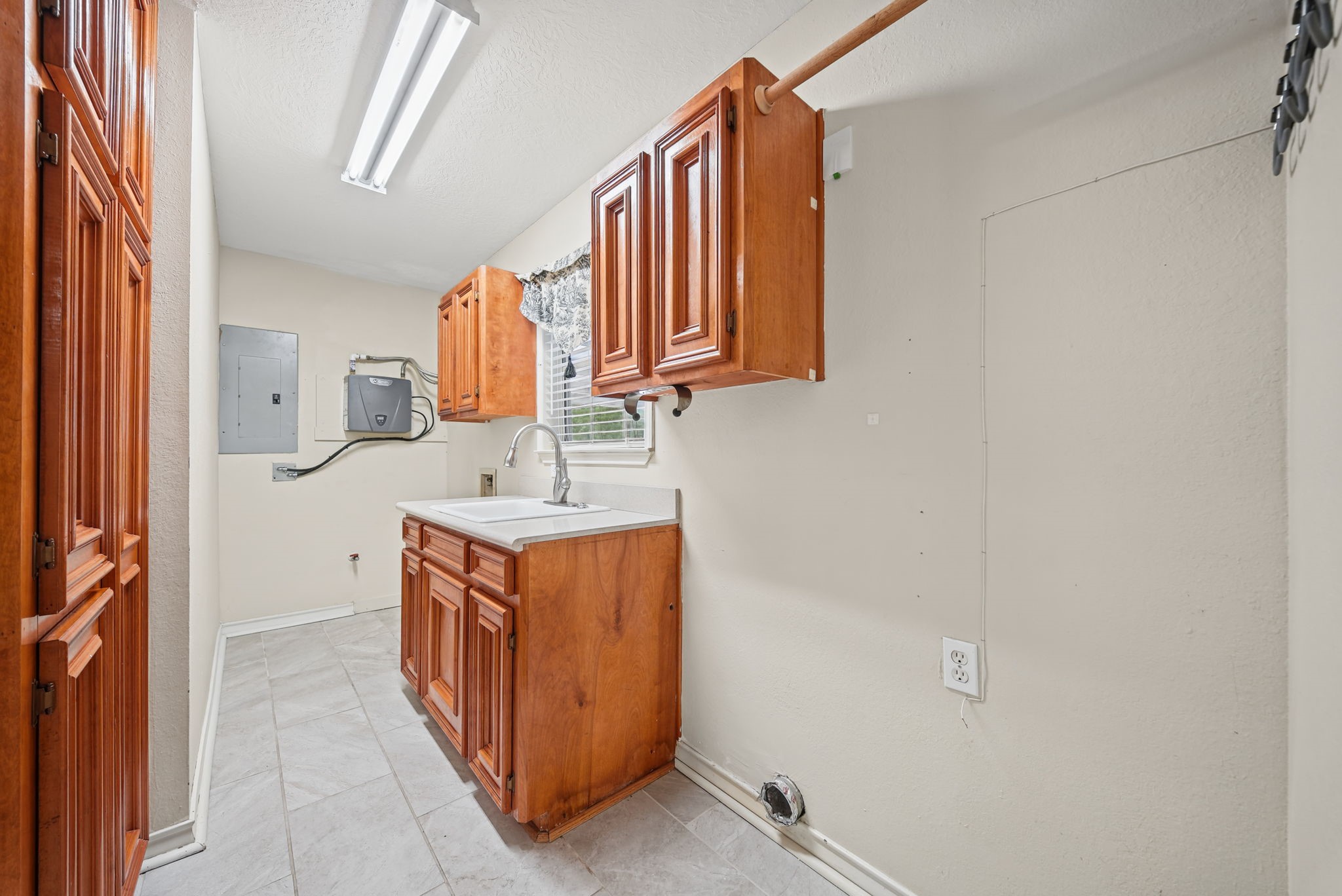 large laundry room with sink