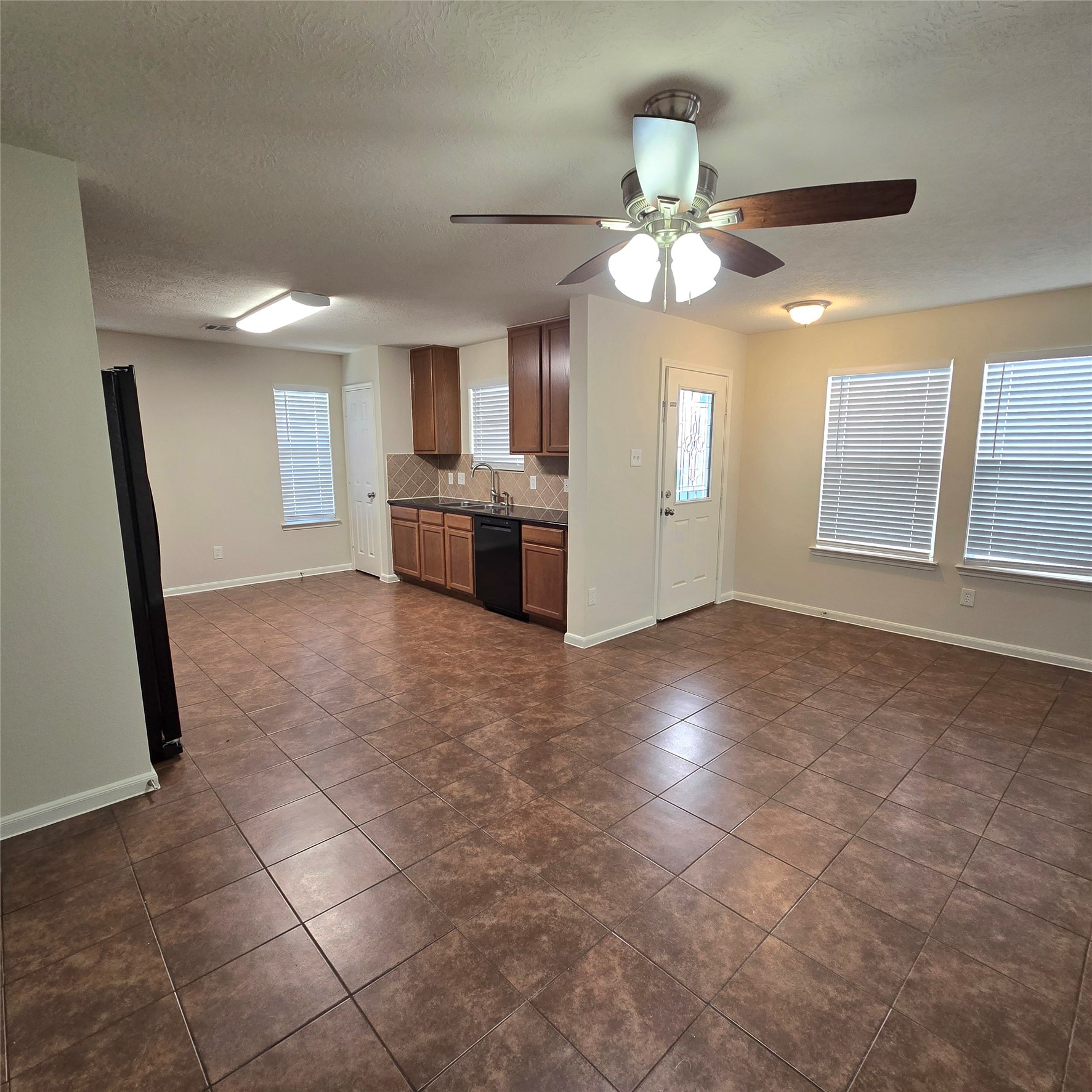 Great open area, perfect for entertaining. Great open area, perfect for entertaining.