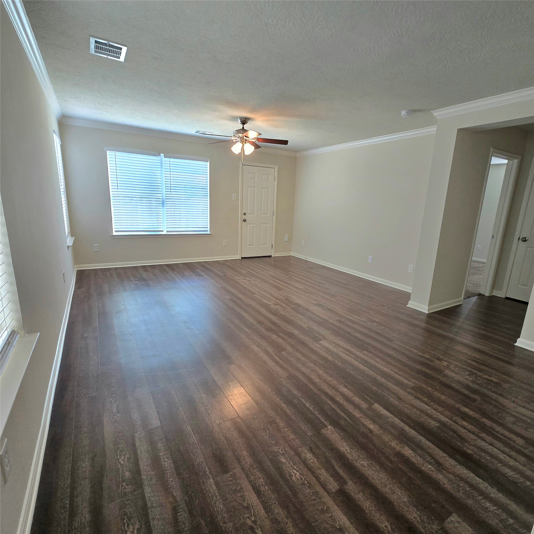Very open and bright living area. Very open and bright living area.