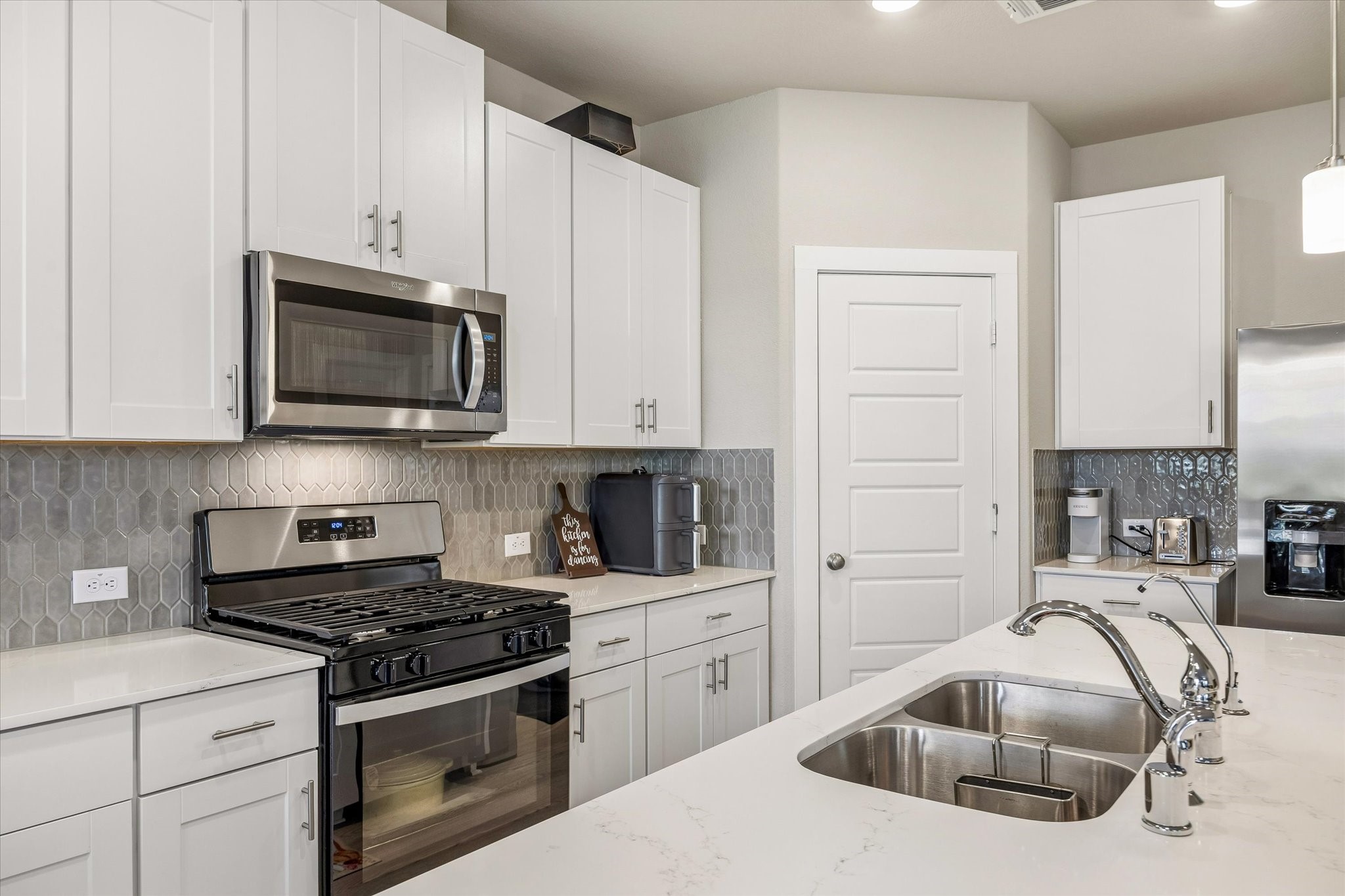 Designed with both style and practicality in mind, the kitchen serves as a central gathering point for everything from quick weekday meals to weekend cooking.