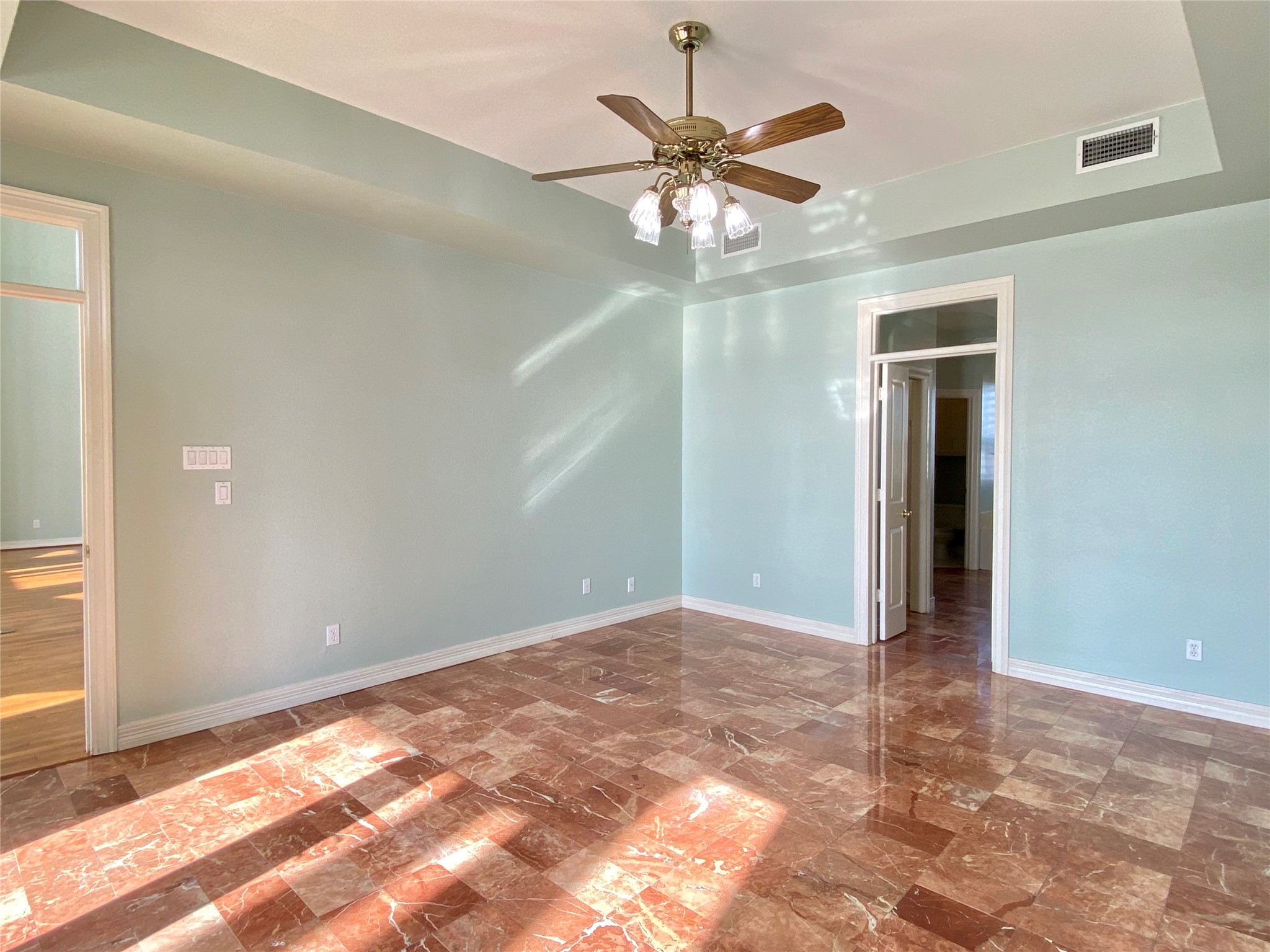 919 Long Reach Drive, Tiki Island, TX 77554