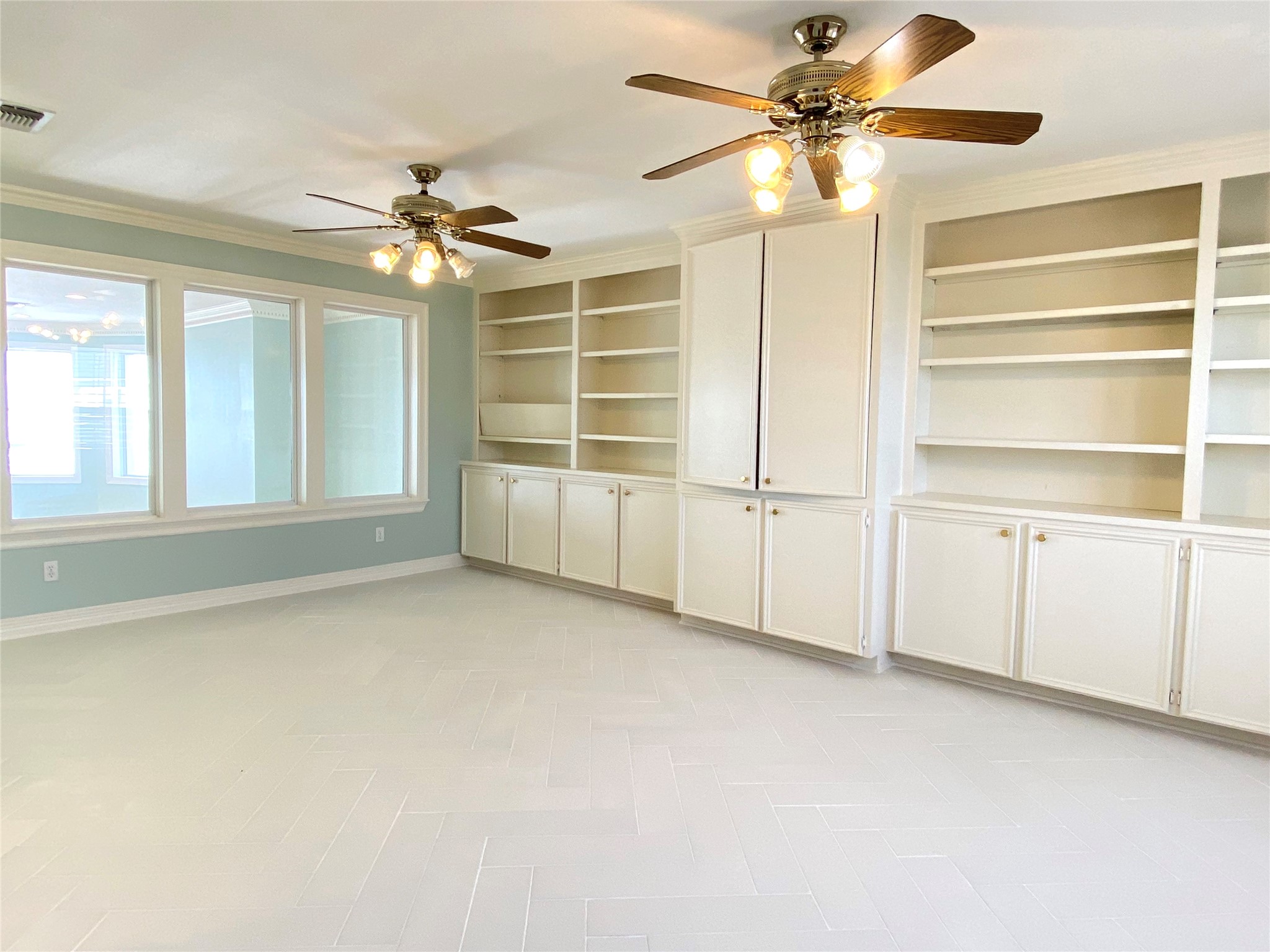This room can be utilized in so many ways: Office, game room or another bedroom if needed.  Stunning bay views.