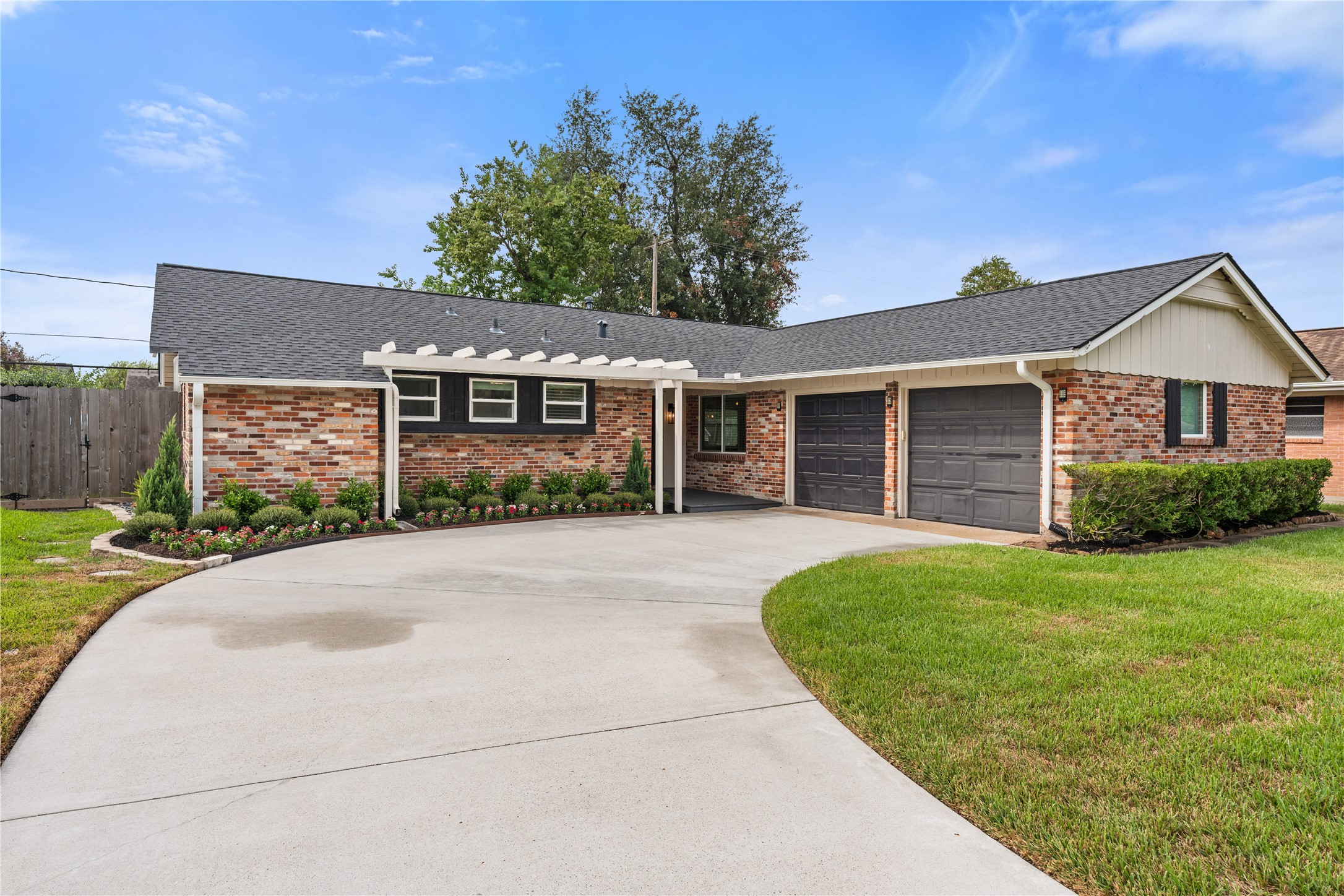 Welcome home to 2302 Willowby! Lovingly maintained home with new roof and inviting curb appeal. Welcome home to 2302 Willowby! Lovingly maintained home with new roof and inviting curb appeal.