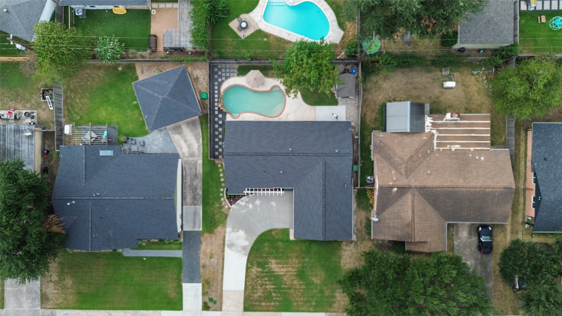 A birds-eye view shows just how well this home uses its space - a private pool, green space + room to gather outside, all in the heart of Timbergrove.