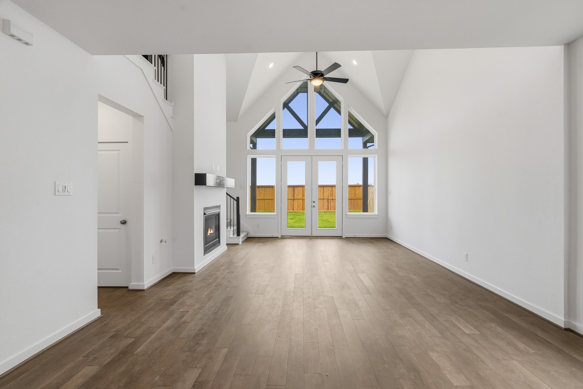 Tall vaulted ceilings and space for a dining table. Tall vaulted ceilings and space for a dining table.