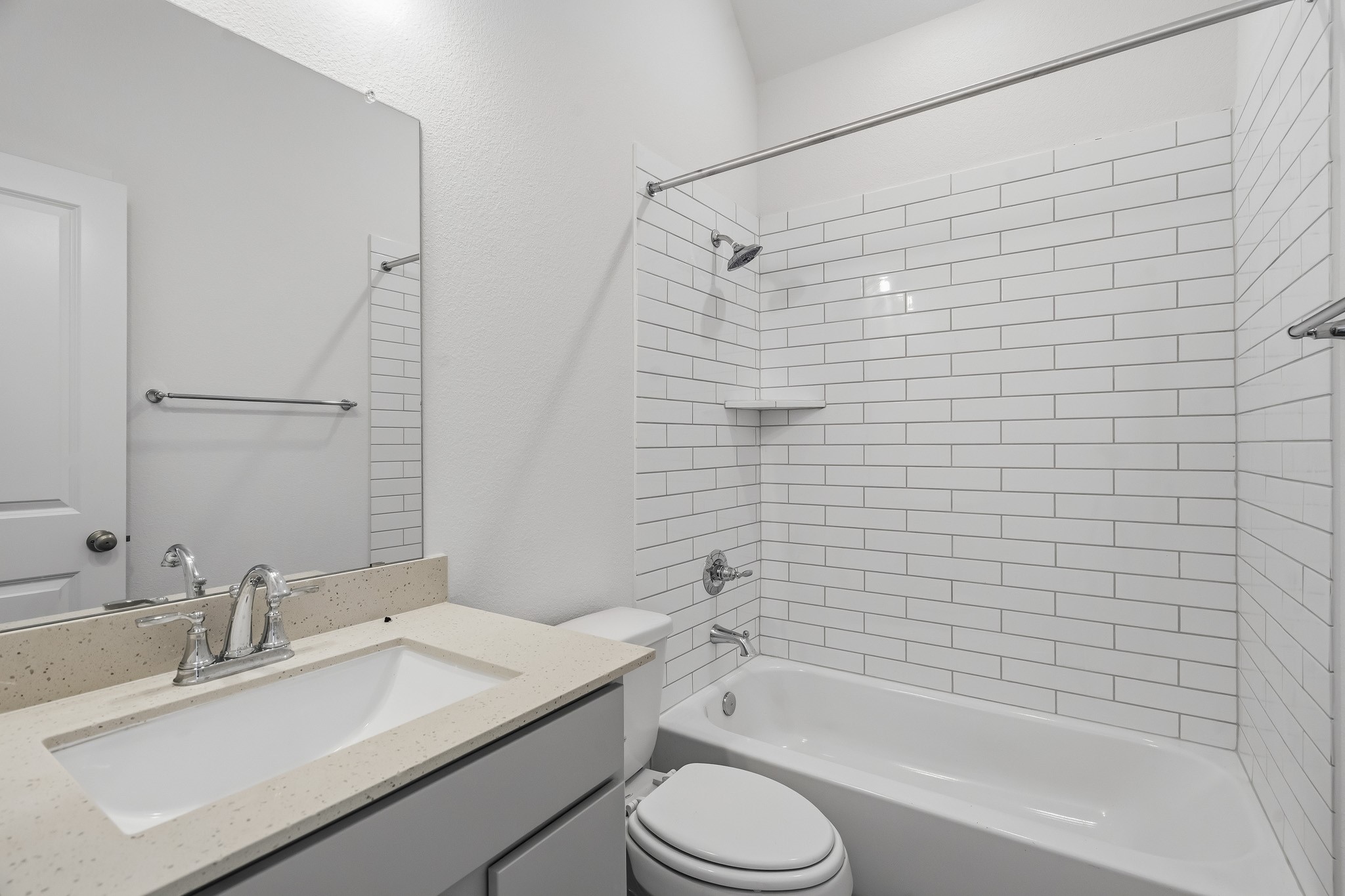 The secondary bedroom has an ensuite bathroom. The secondary bedroom has an ensuite bathroom.