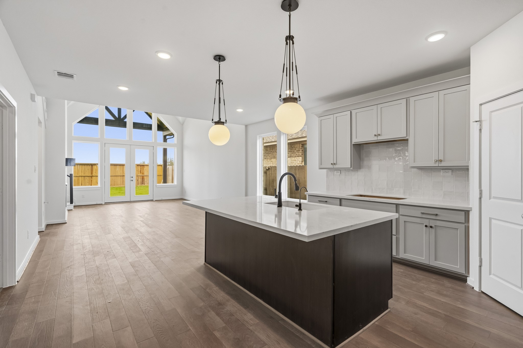 Plenty of light and counter space in the kitchen. Plenty of light and counter space in the kitchen.