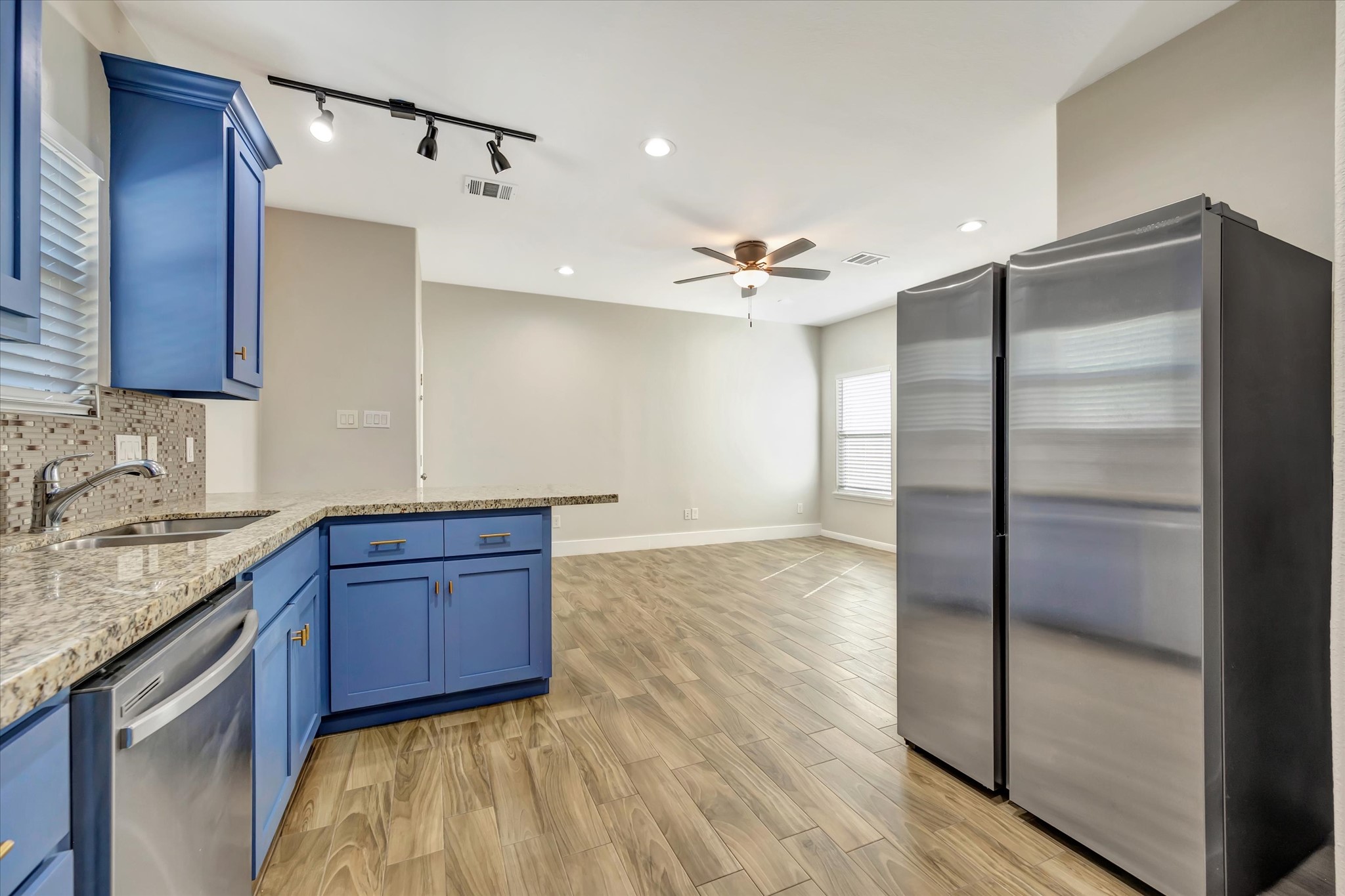 Side-by-Side Refrigerator Side-by-Side Refrigerator
