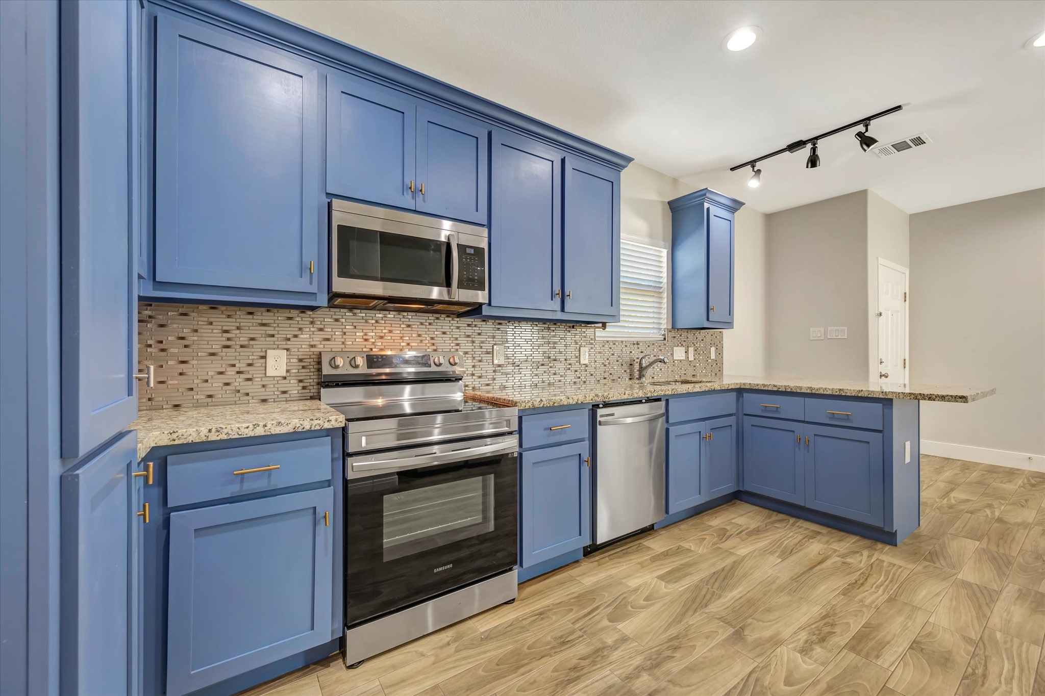 Kitchen offers plenty of cabinets for storage Kitchen offers plenty of cabinets for storage