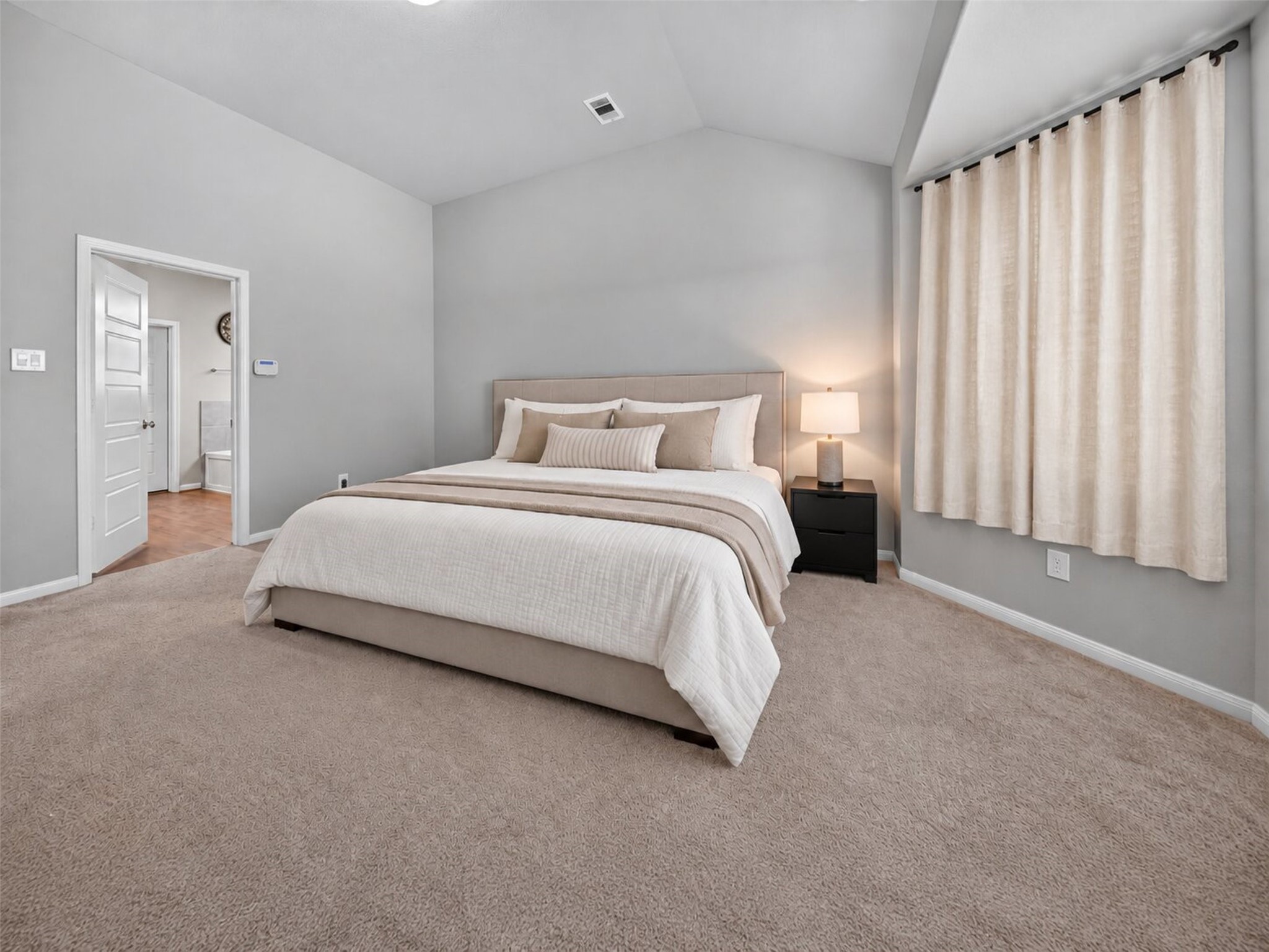 Primary Bedroom
(virtually staged furniture).