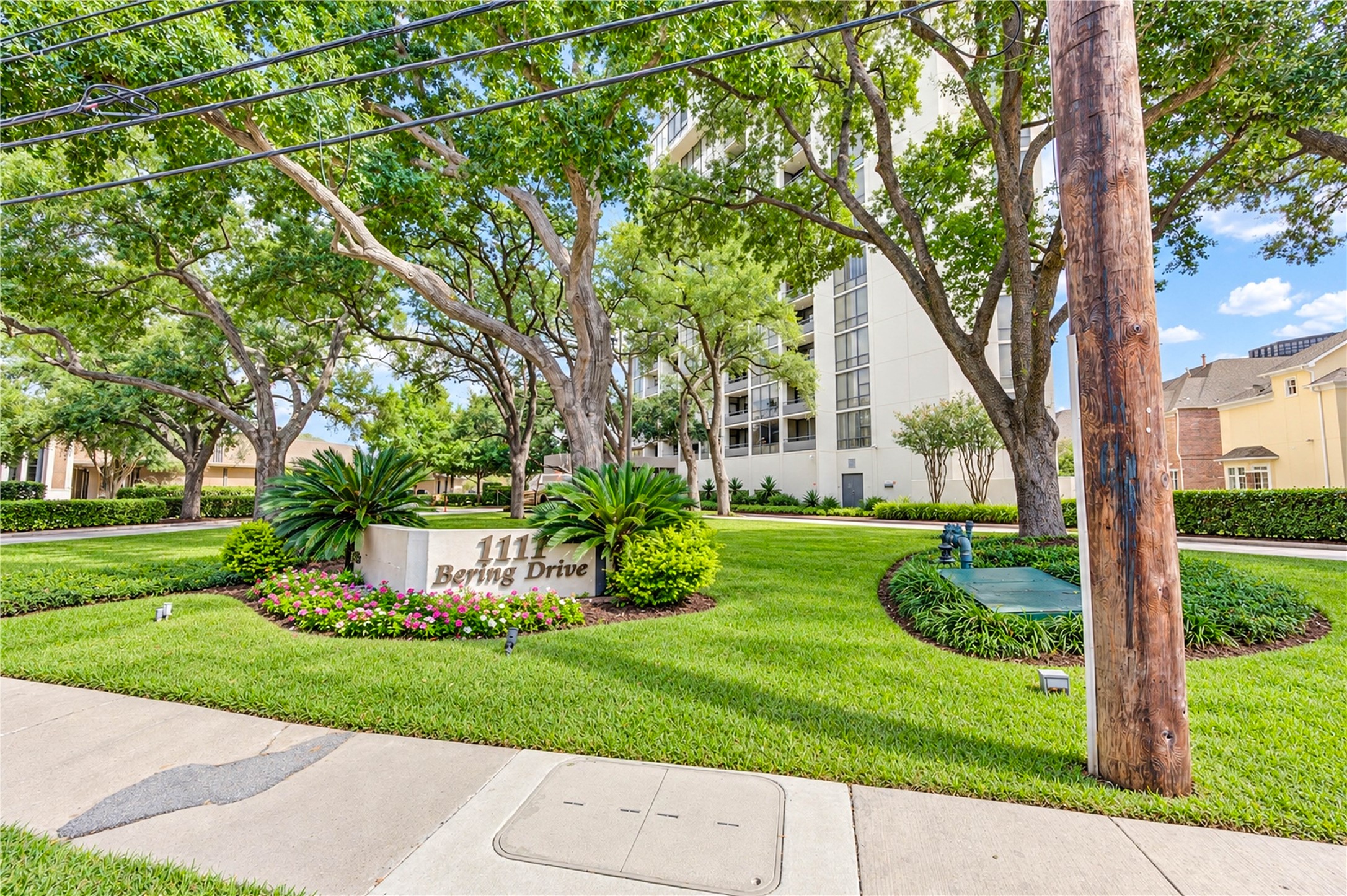 1111 Bering Drive, #706, Houston, TX 77057