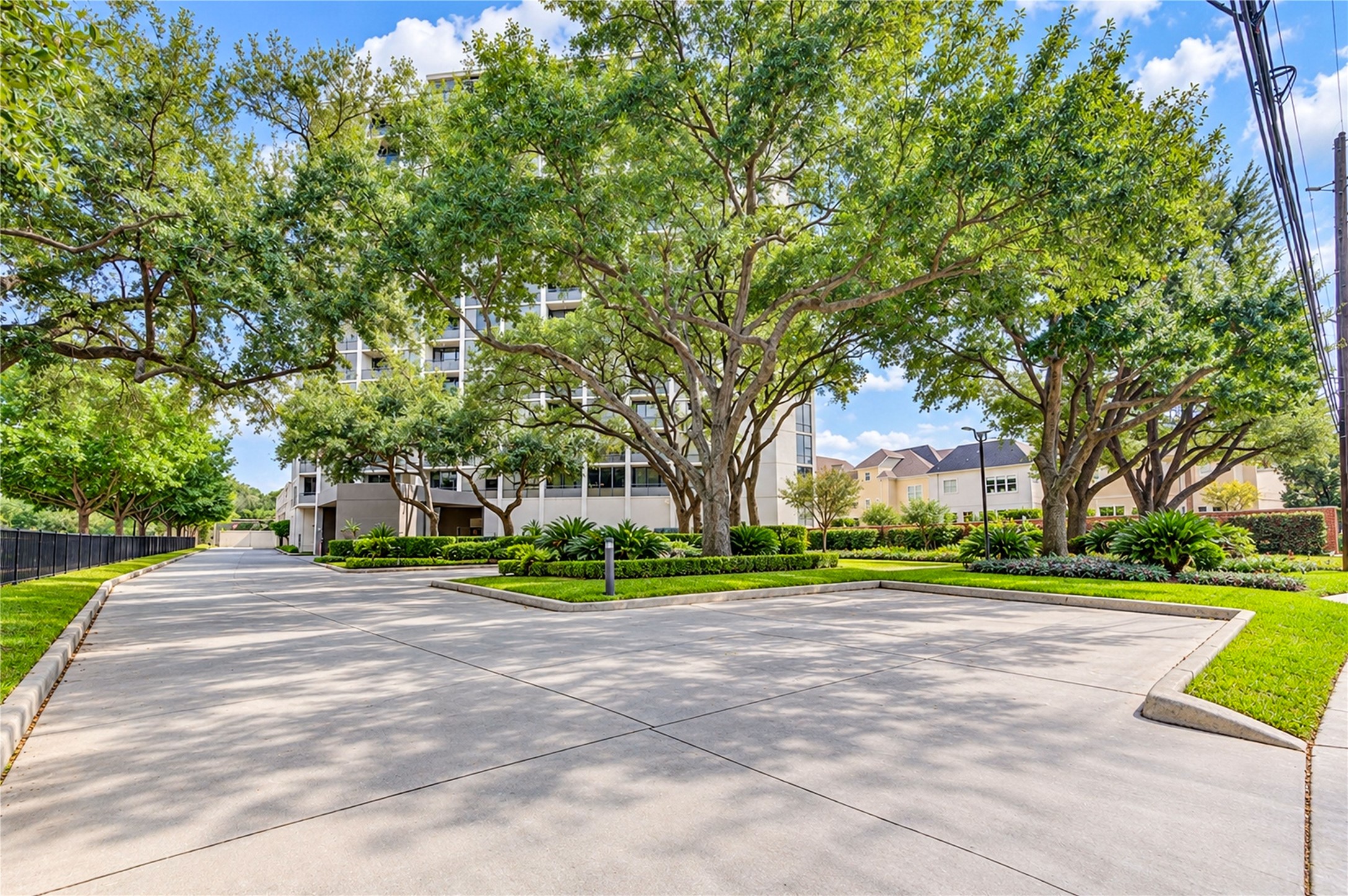 1111 Bering Drive, #706, Houston, TX 77057