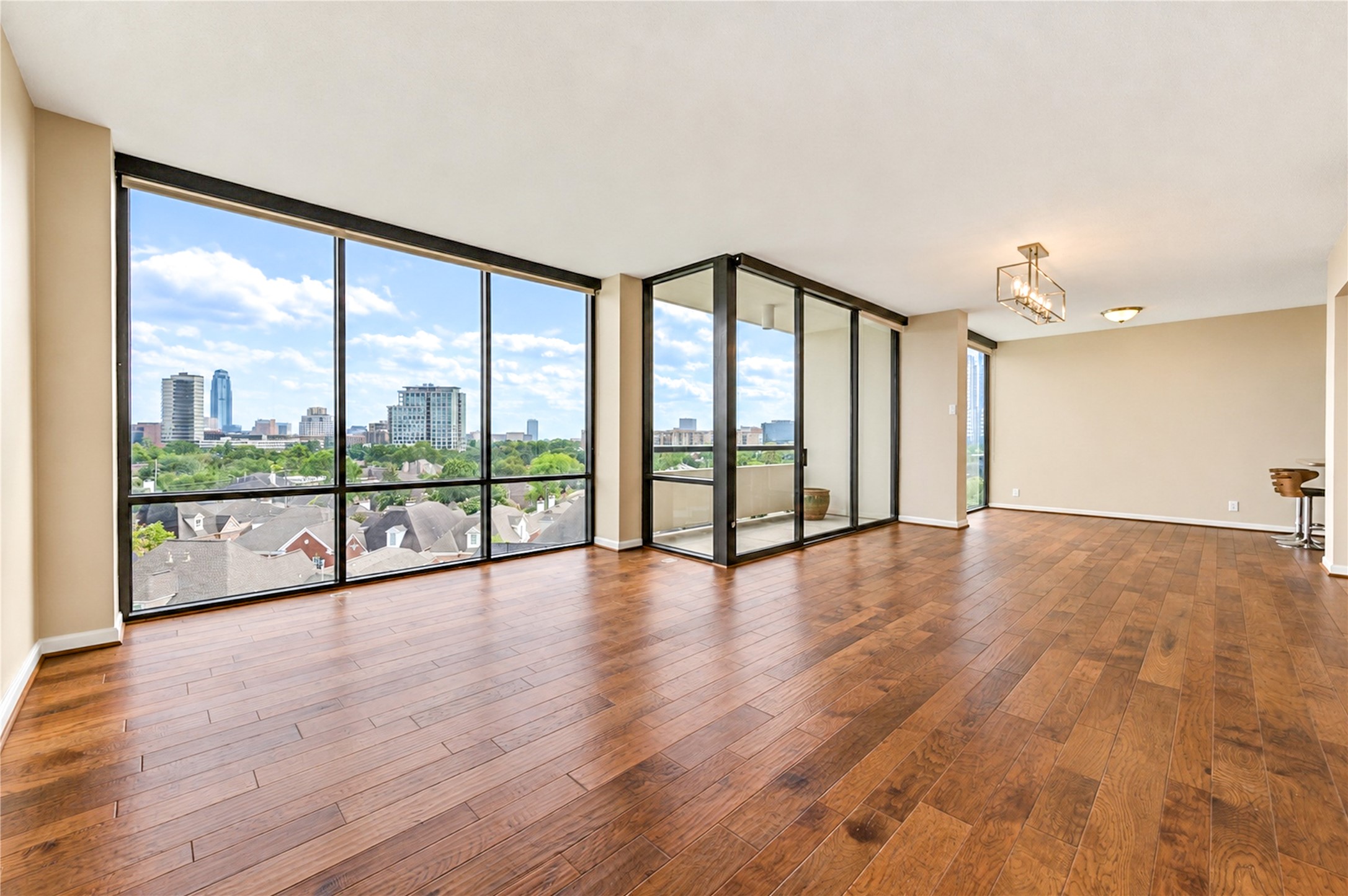 Welcome to this amazing apartment with beautiful views 24/7