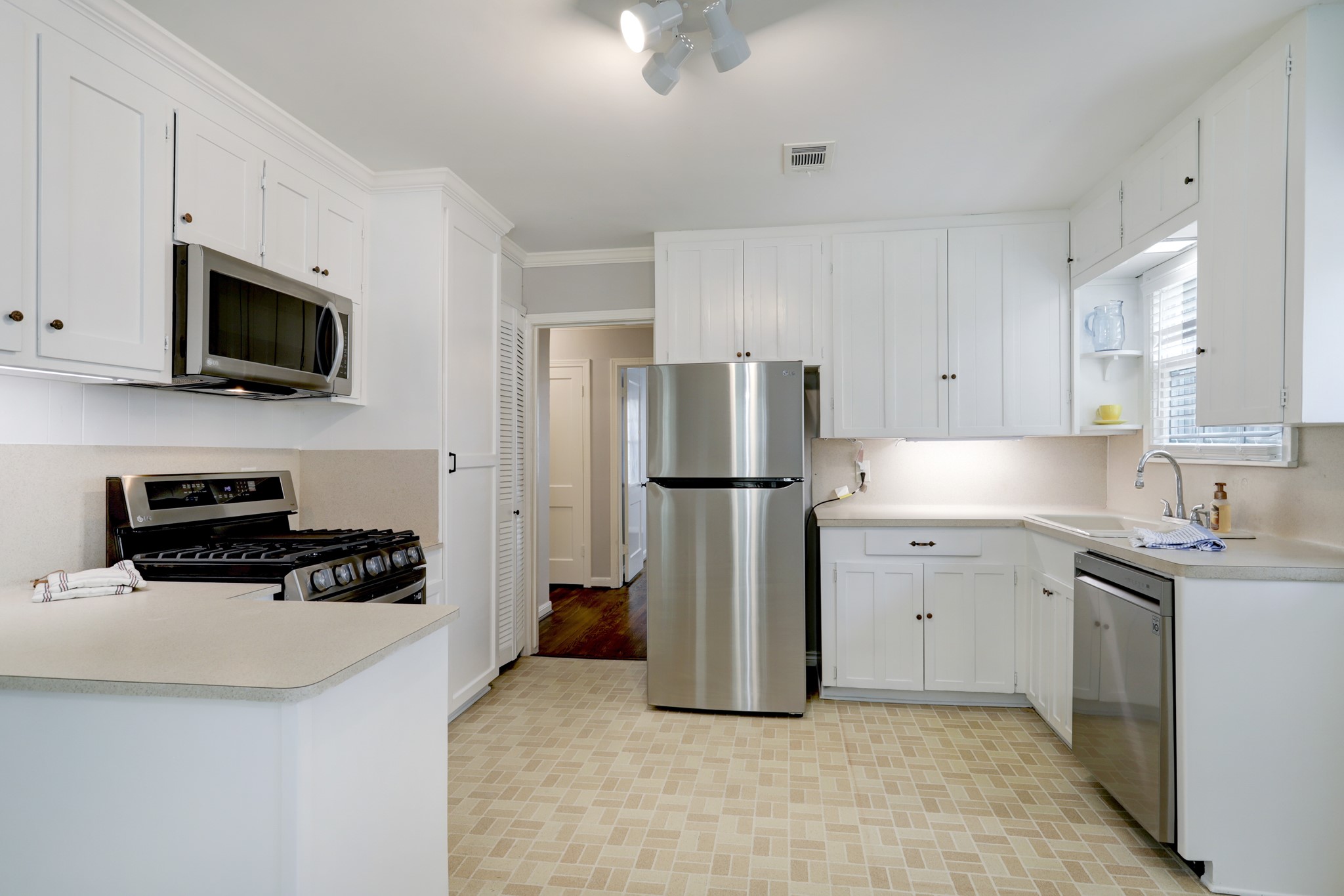 Kitchen, all appliances included