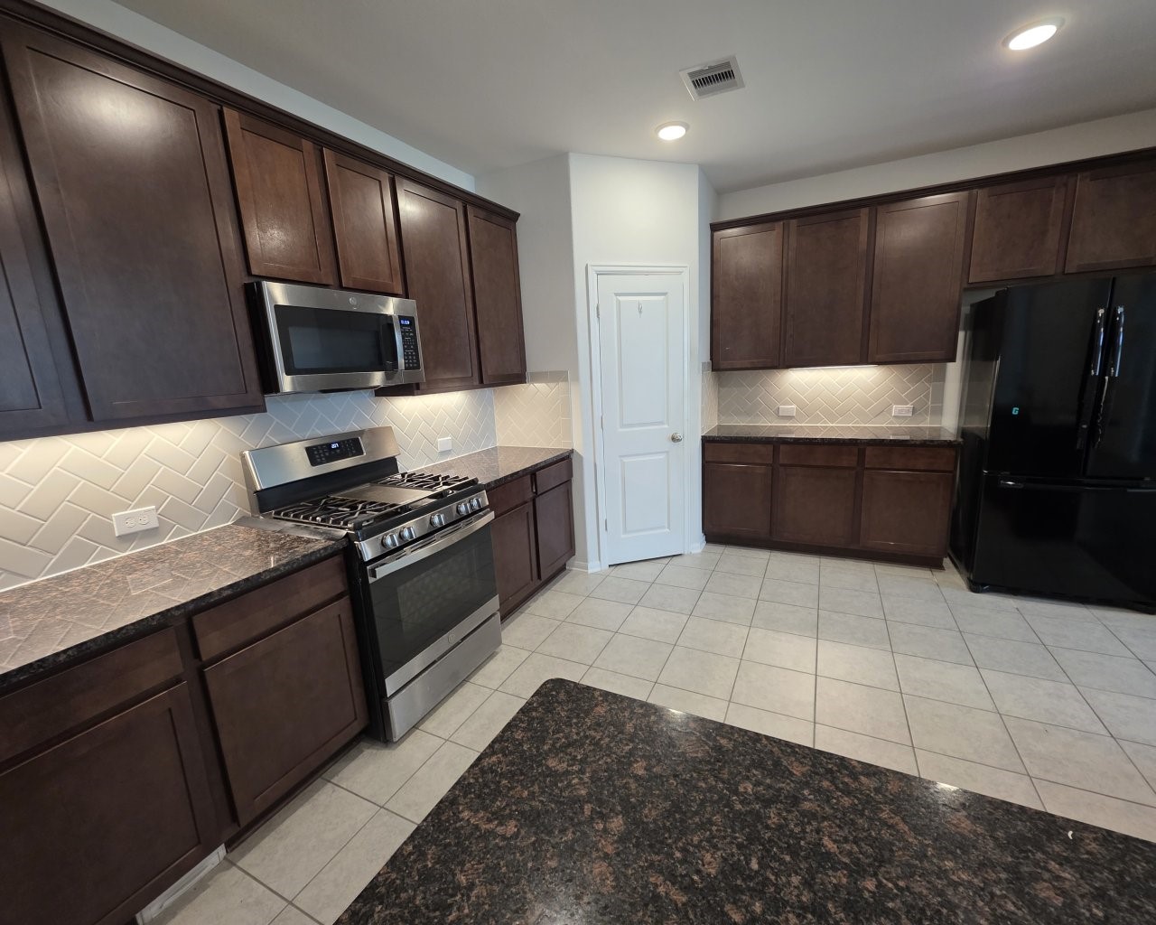 Gorgeous kitchen with lots of cabinets and counter space Gorgeous kitchen with lots of cabinets and counter space