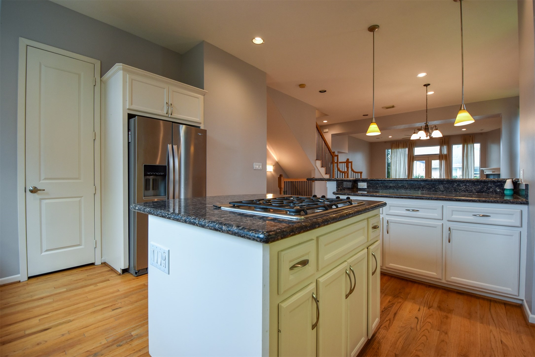 Island with gas cooktops, stainless appliances
