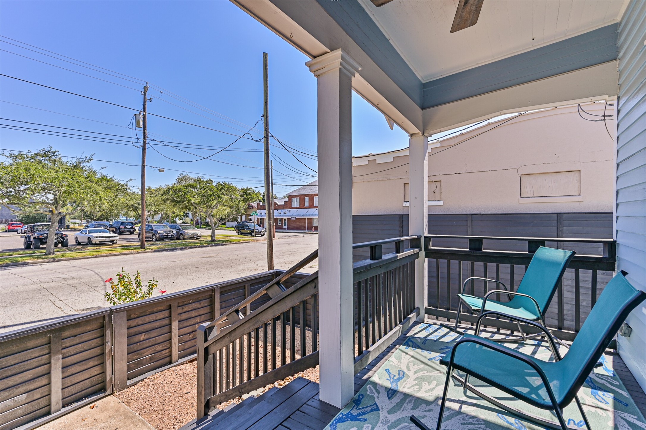 Cute Front Porch for Morning Coffee, Evening Cocktails and/or Watching the World Go By. Close to Galveston College, the VA Medical Center, Retail and a Variety of Neighborhood Interests!