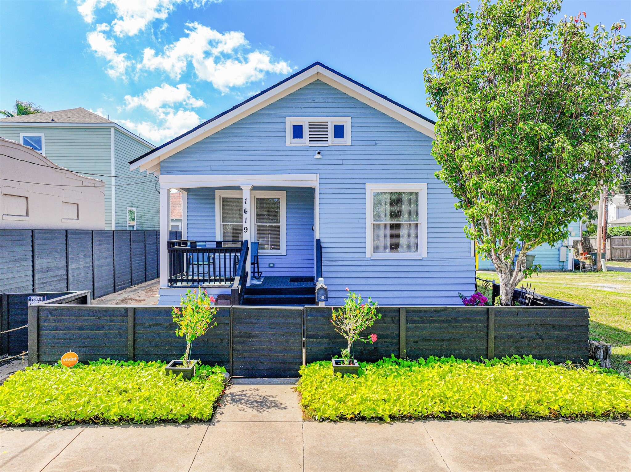 Darling Galveston Island Cottage Lives Large! Located in Mid-Town, Just Down the Street from the Famous Gaido's Restaurant, Seawall and Beach and Close to Everywhere You Want to Be! Grab a Golf Cart or Bicycle and Enjoy the Town!