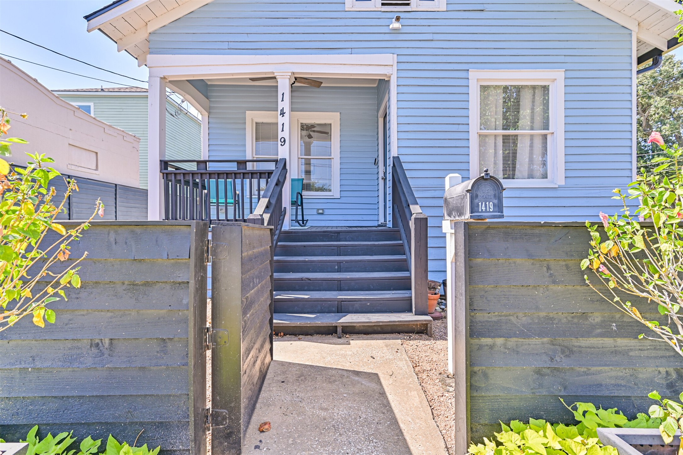 Front Yard Fence with Entry Gate!