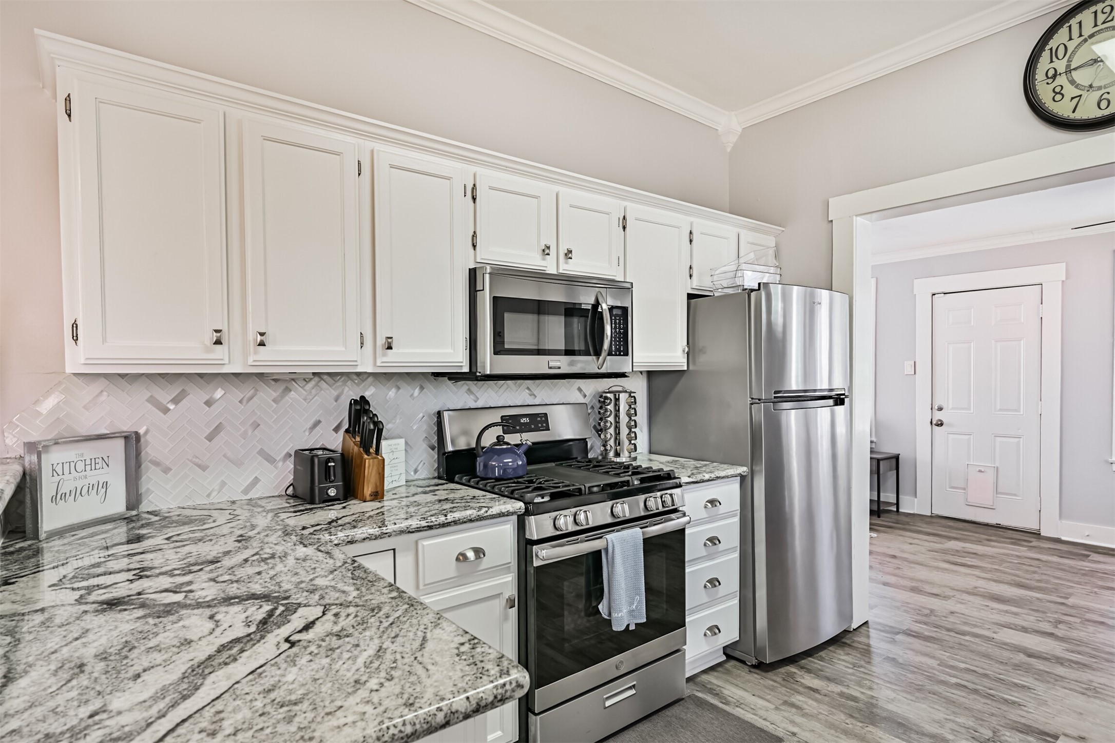 Lovely Cabinets and Countertops; Wonderful Appliances - What More Can a Buyer Want from an Adorable Home Kitchen?