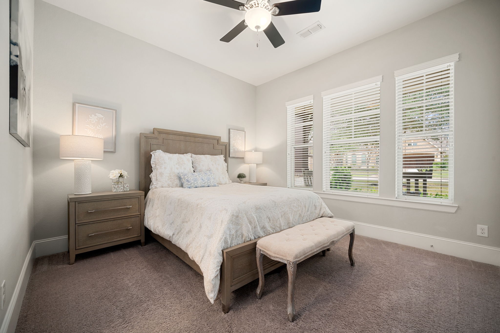 Guest bedroom with full bath downstiars