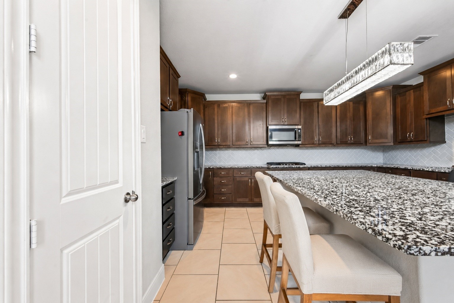 Extra large kitchen that will accommodate the pickiest chef!