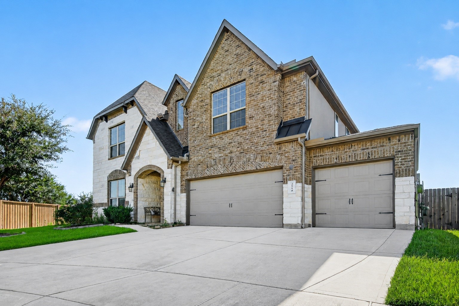 Experience the quiet luxury of a cul-de-sac in Dalton Manor! Experience the quiet luxury of a cul-de-sac in Dalton Manor!