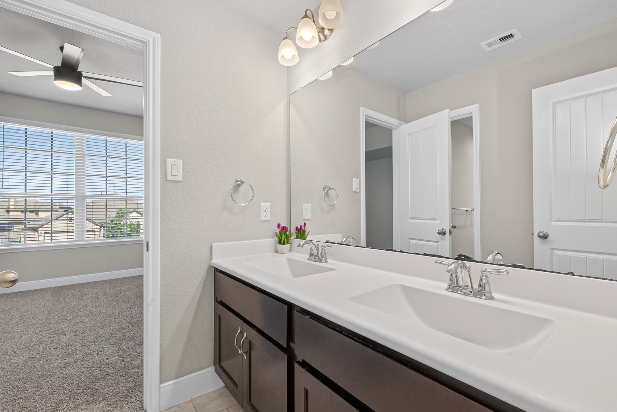 Jack N Jill bathroom between 2 secondary bedrooms upstairs