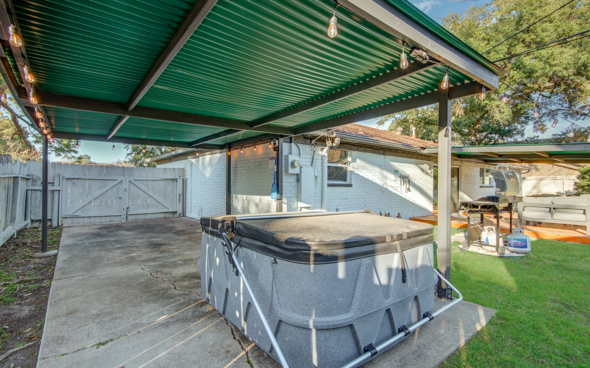 9515 Meadowglen Lane, Houston, TX 77063