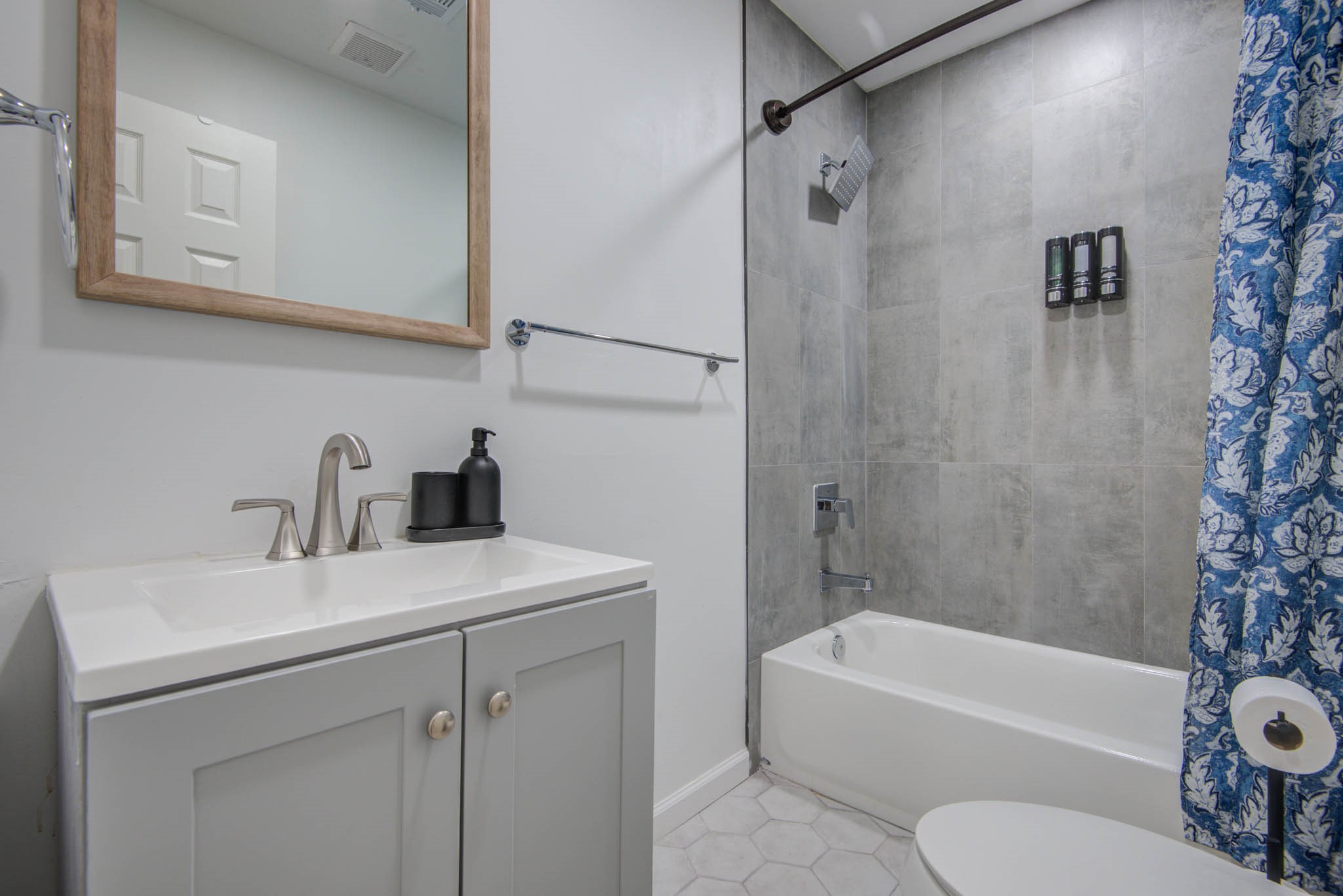 9515 Meadowglen Lane, Houston, TX 77063