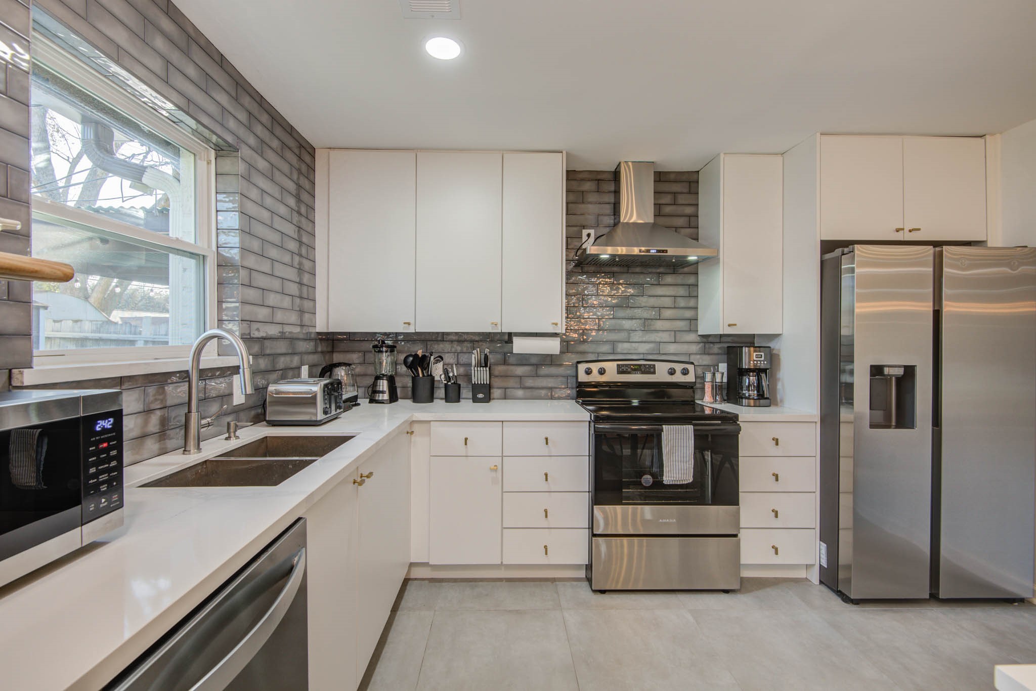 9515 Meadowglen Lane, Houston, TX 77063