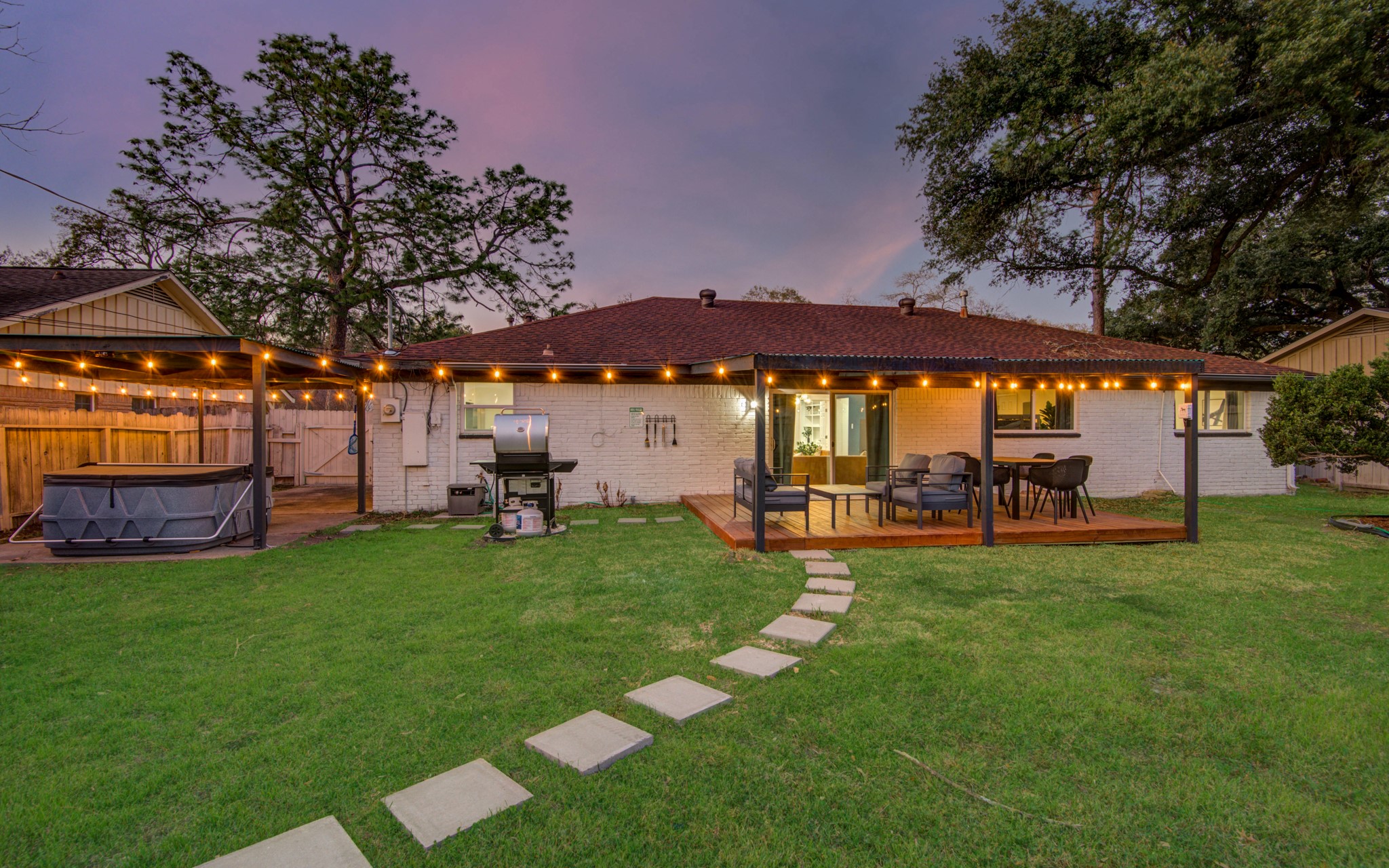 9515 Meadowglen Lane, Houston, TX 77063