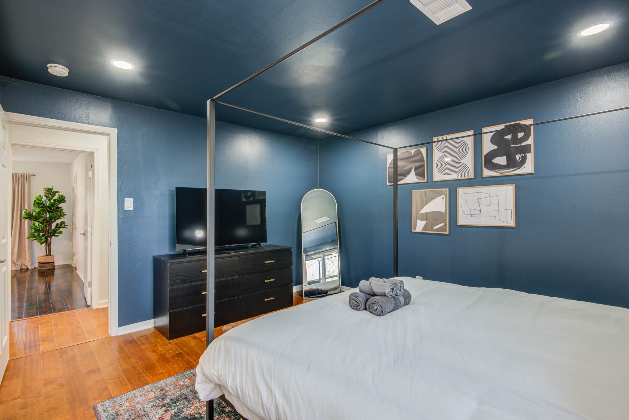 9515 Meadowglen Lane, Houston, TX 77063