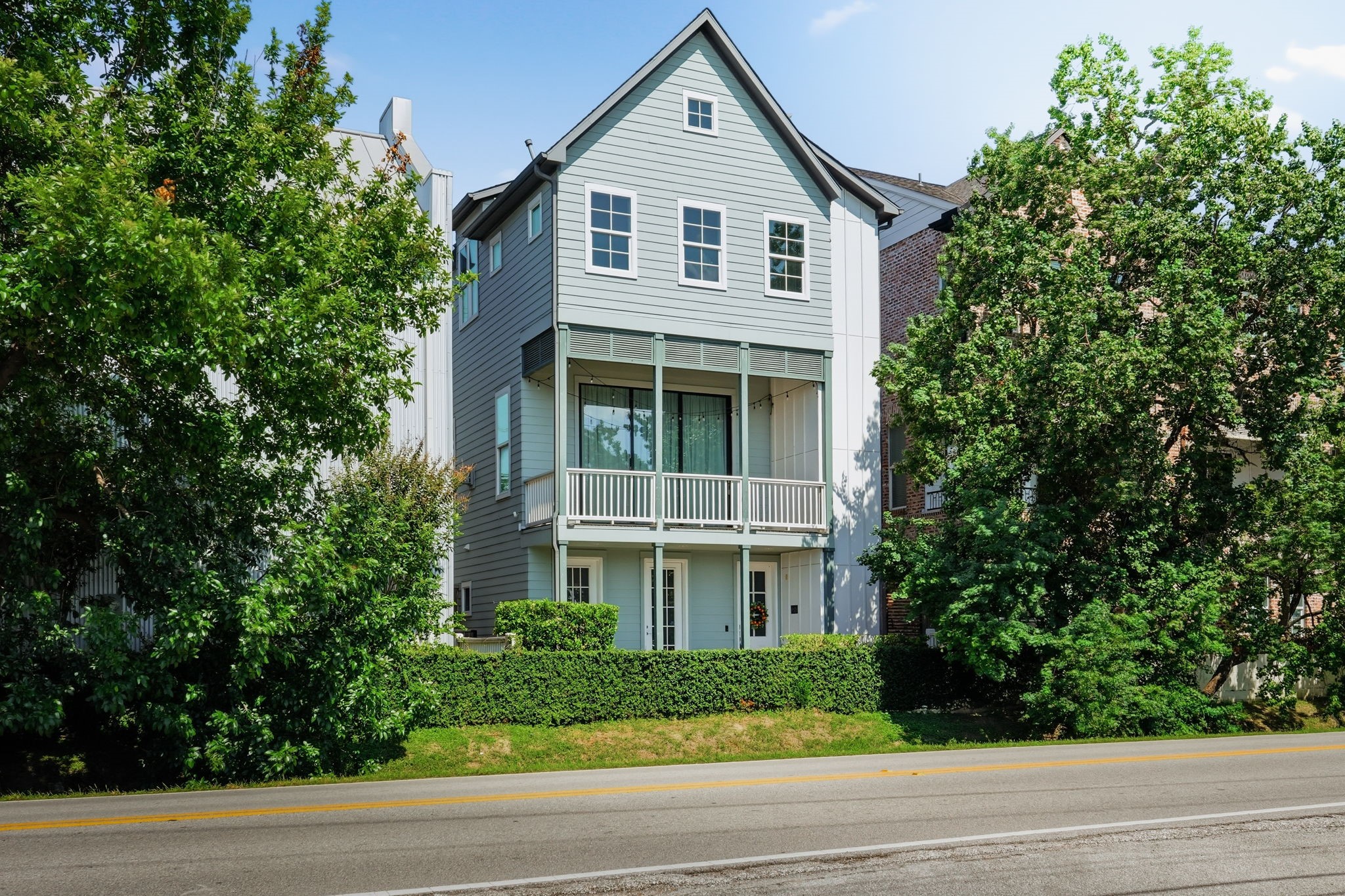 Free standing 3 bedroom, 3.5 bath home located in Kolbe Farms.