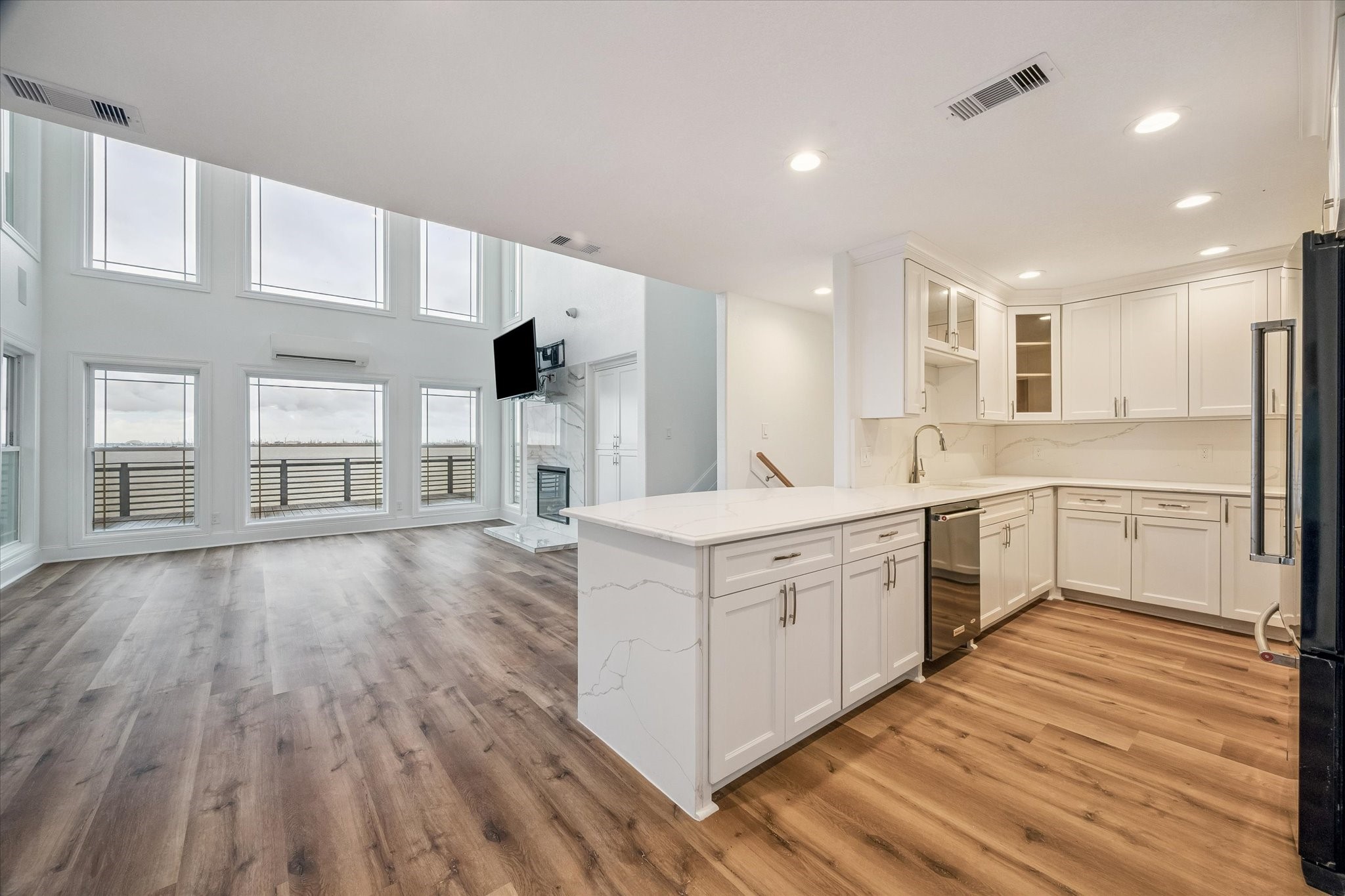 KITCHEN WITH ISLAND
