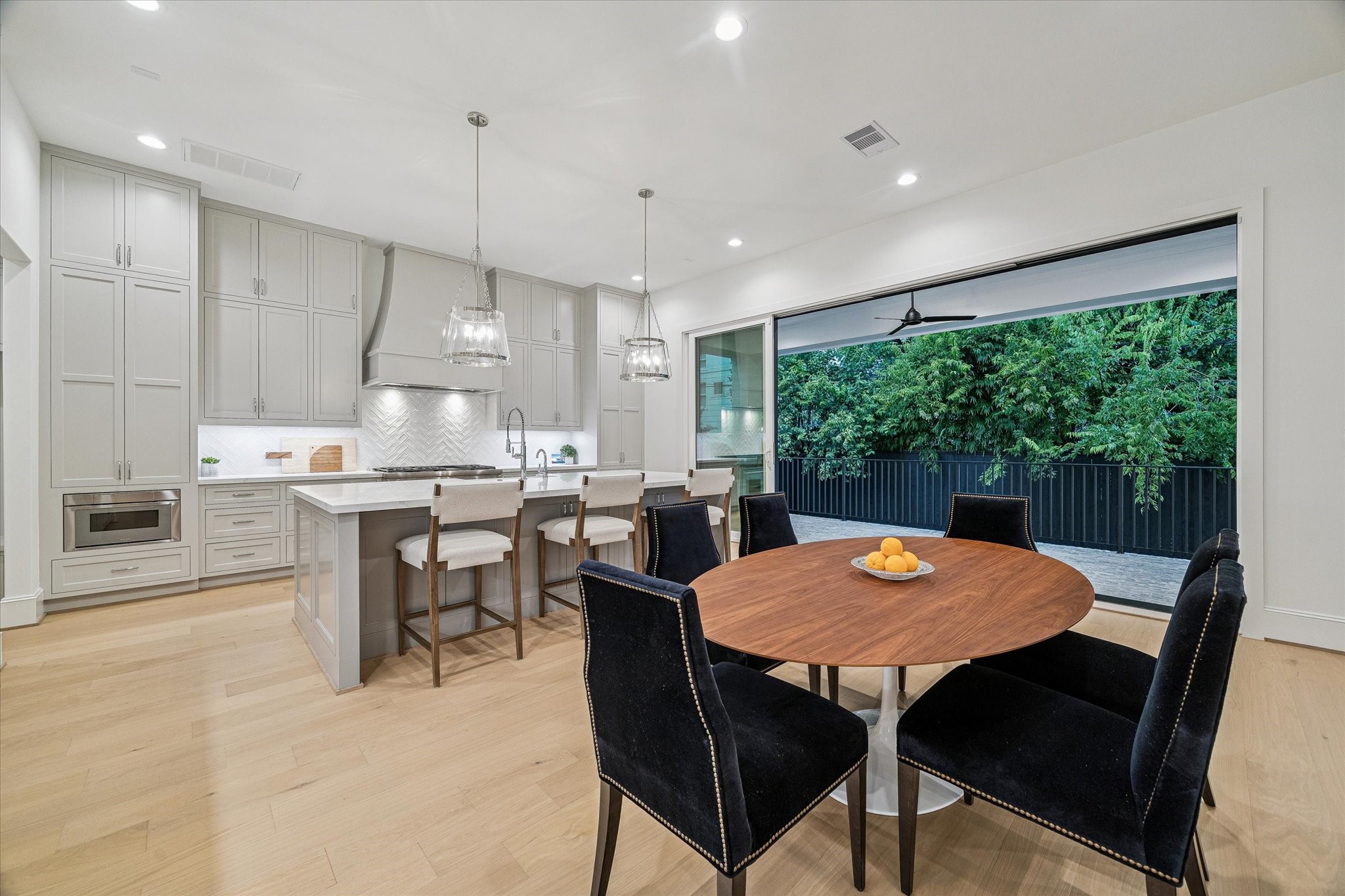 Breakfast/Bar/Kitchen open to Lanai