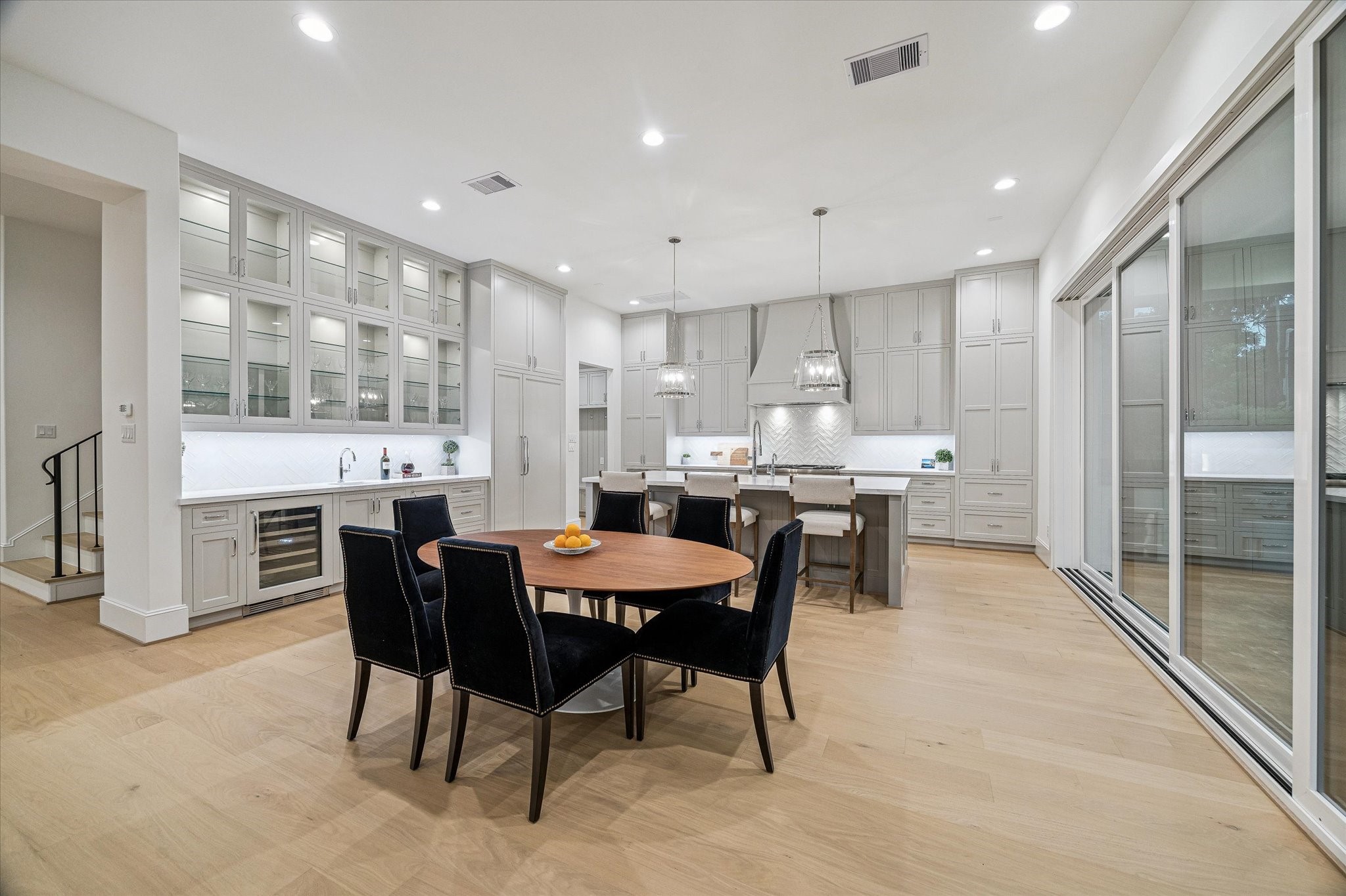Breakfast/Bar/Kitchen View