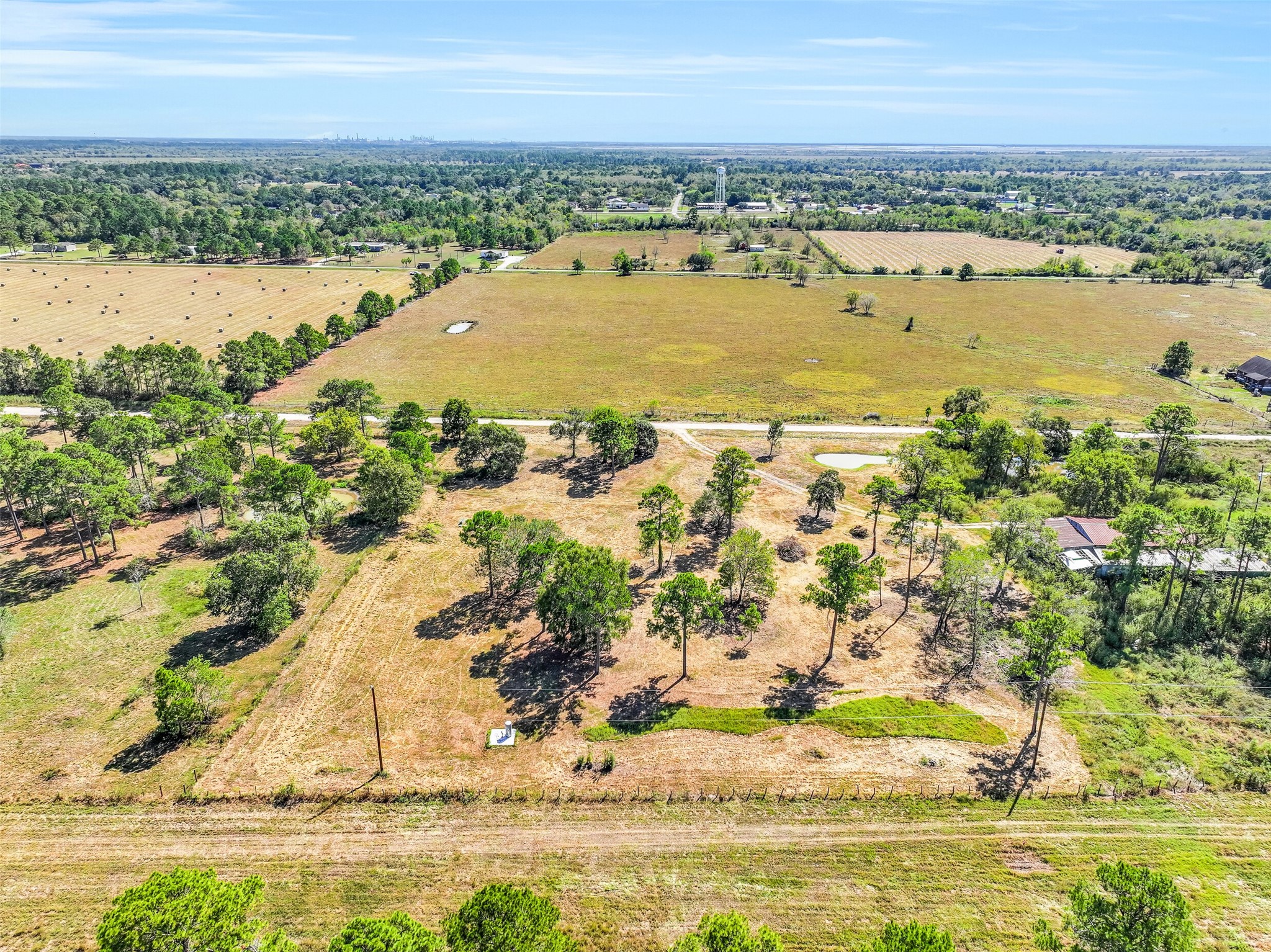 131 Narrow Path Road, Liverpool, TX 77577