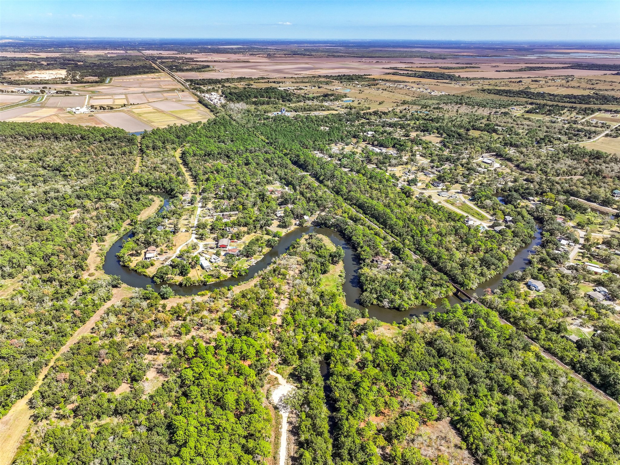 131 Narrow Path Road, Liverpool, TX 77577