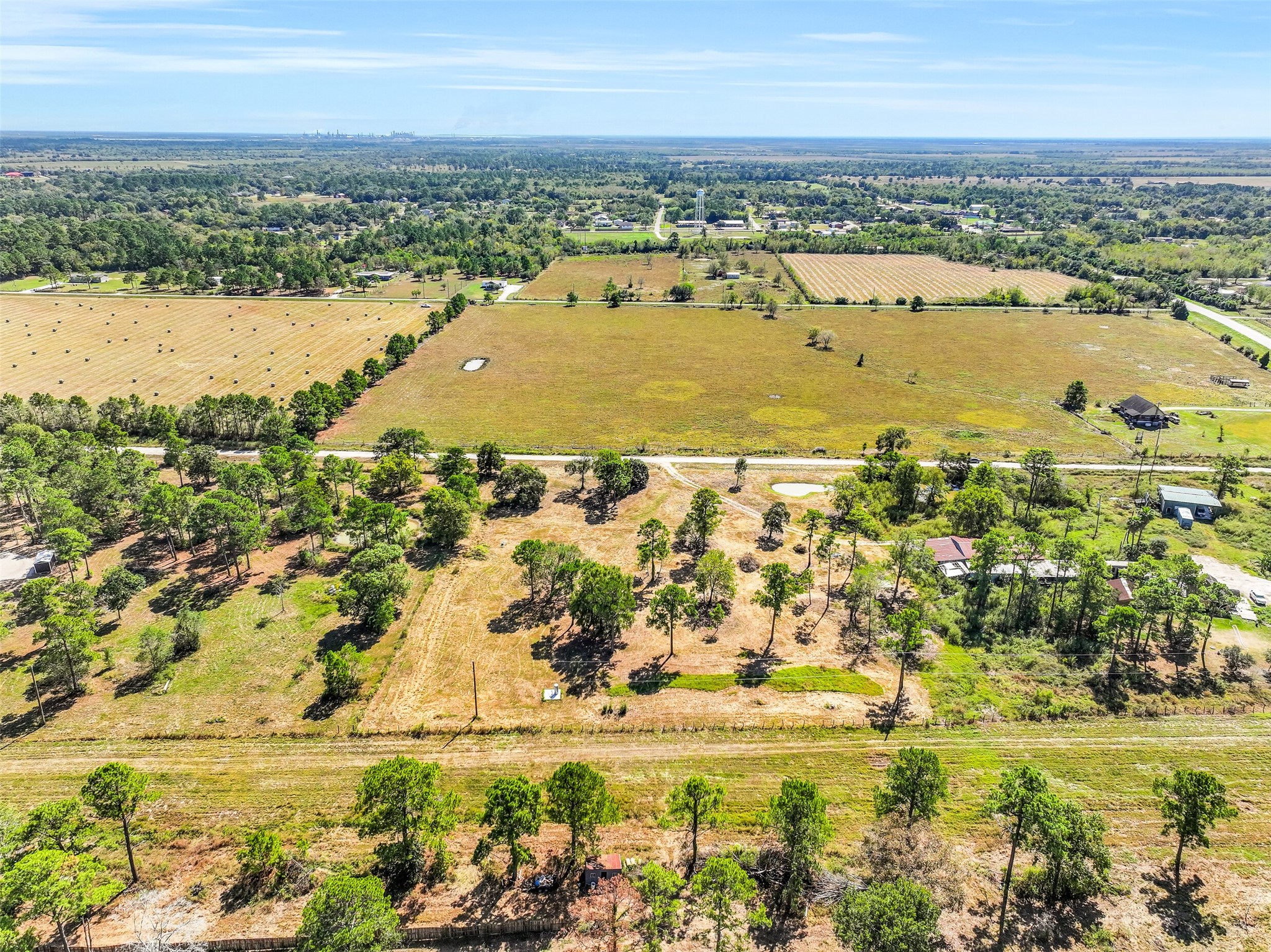 131 Narrow Path Road, Liverpool, TX 77577