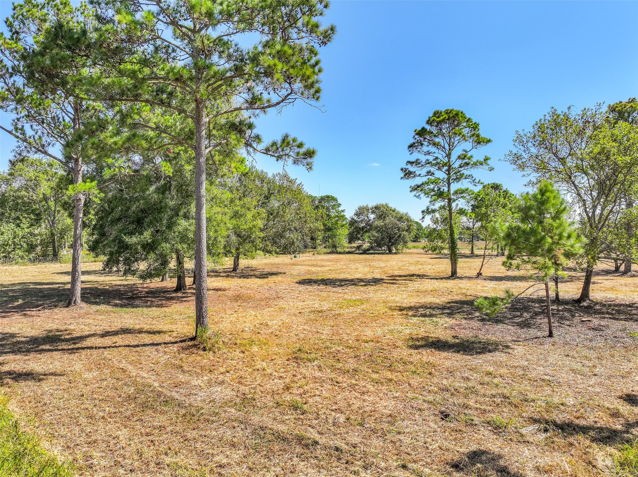 131 Narrow Path Road, Liverpool, TX 77577