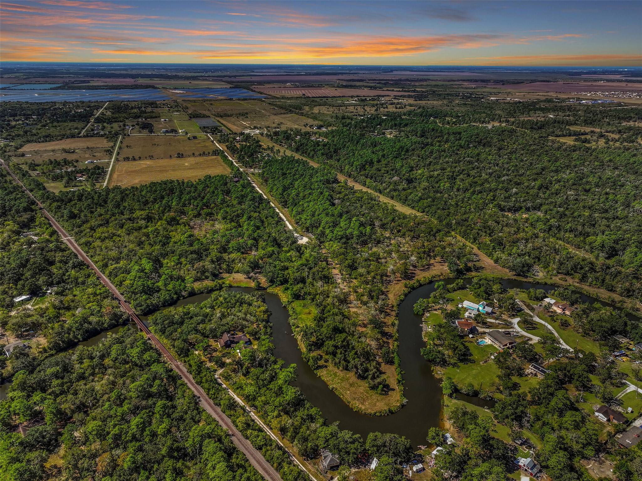 131 Narrow Path Road, Liverpool, TX 77577